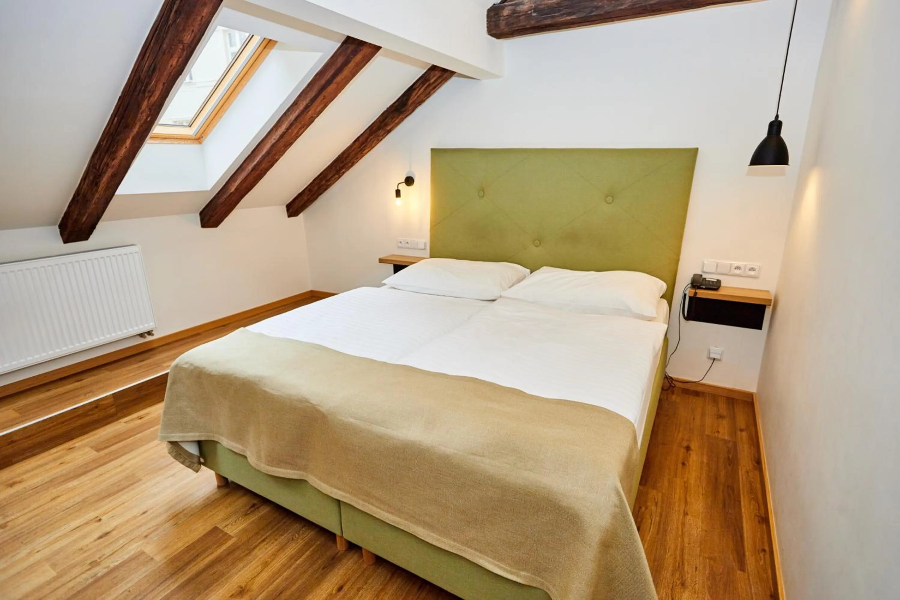 Bed in Hotel Garden Court