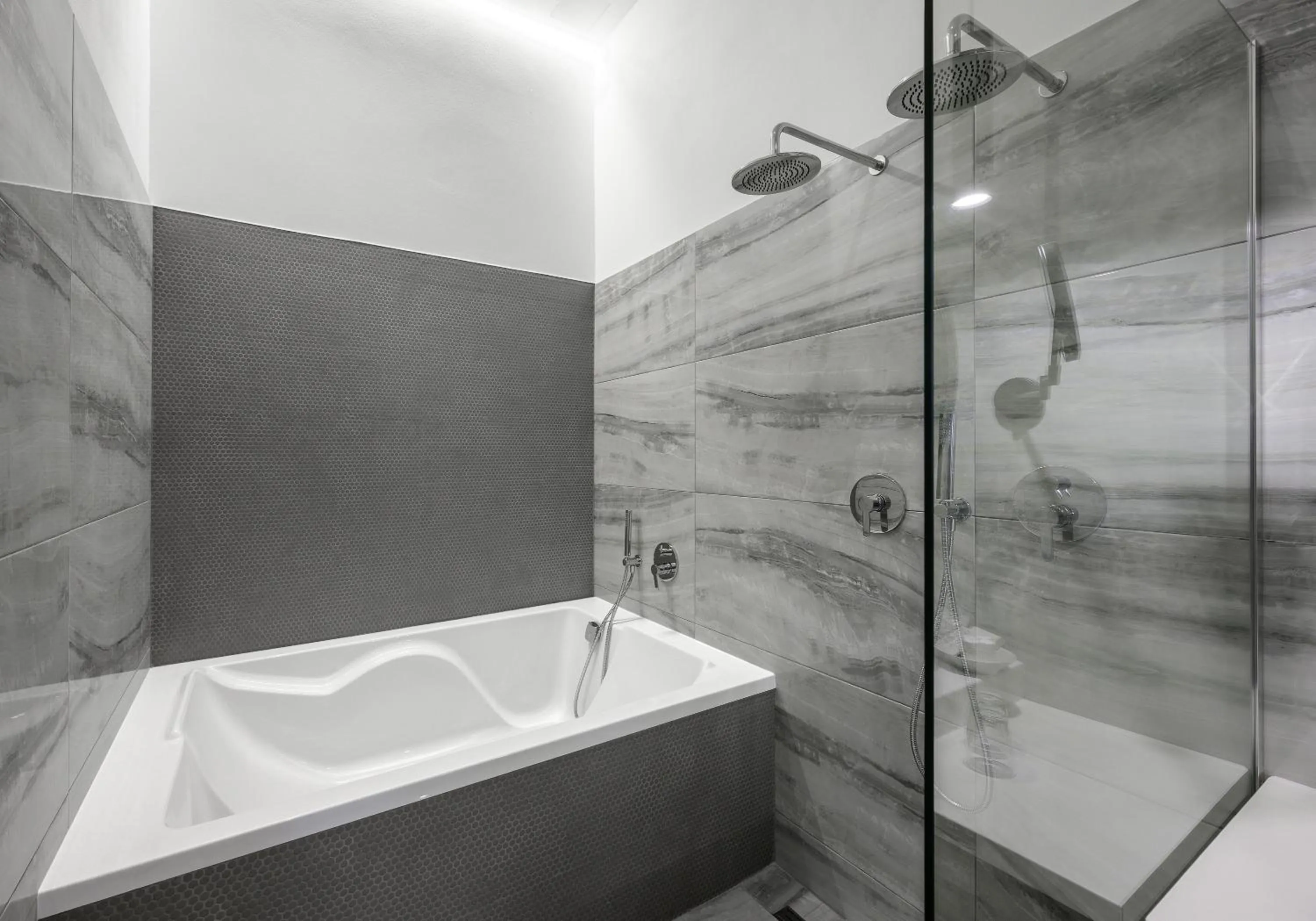 Shower in Hotel Garden Court