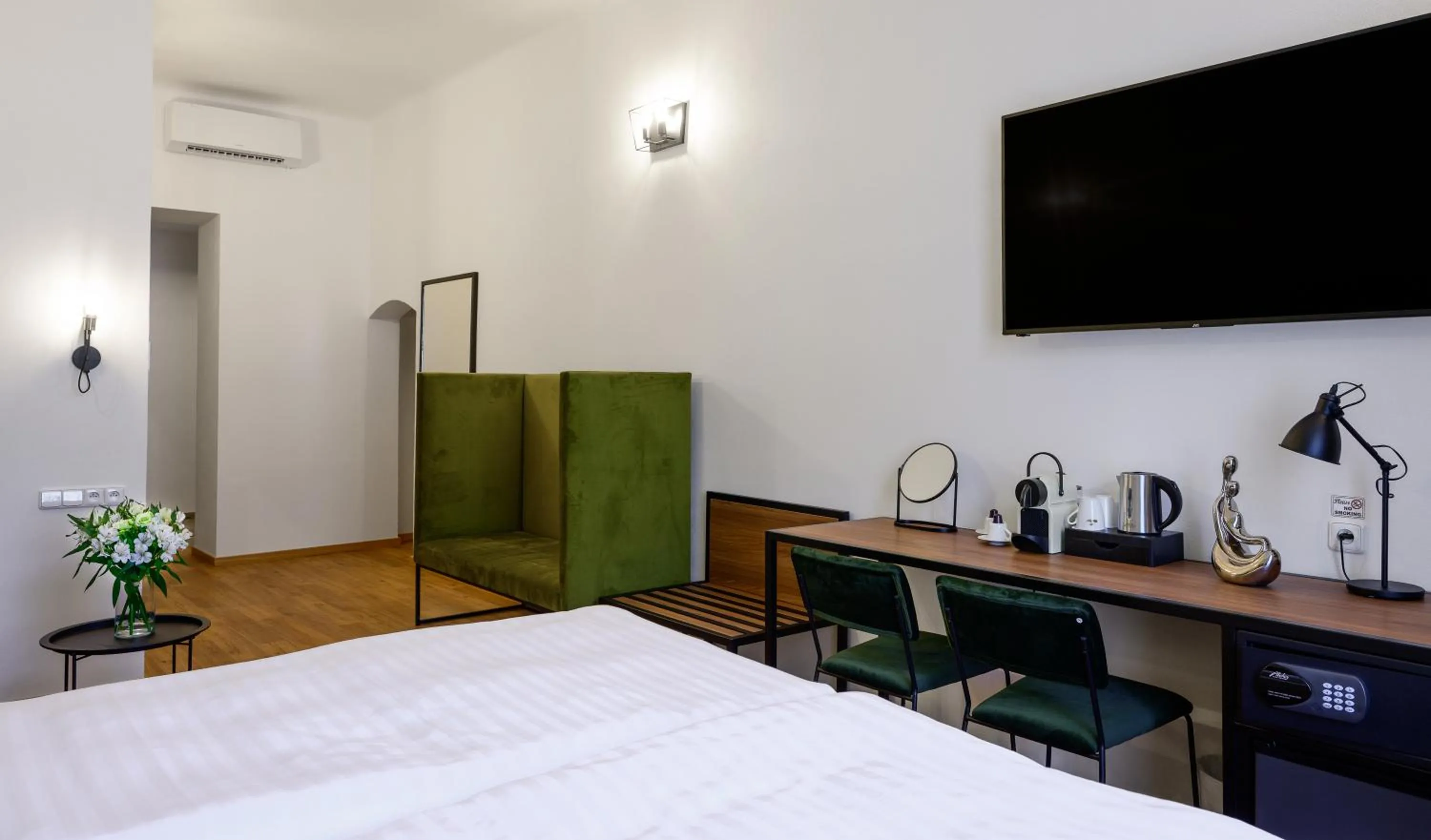 TV and multimedia, Bed in Hotel Garden Court