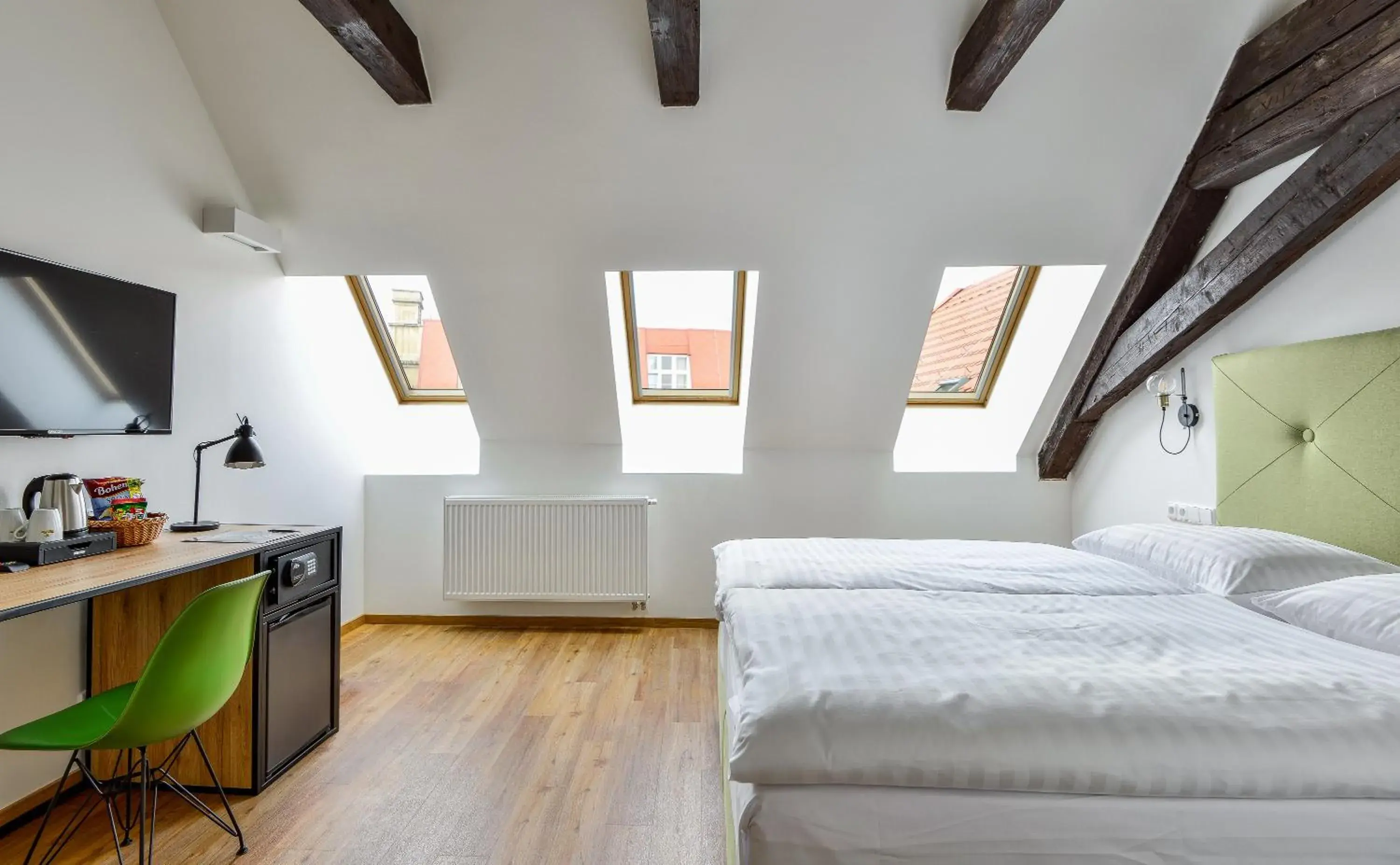 Coffee/tea facilities, Bed in Hotel Garden Court Coffee/tea facilities, Bed in Hotel Garden Court