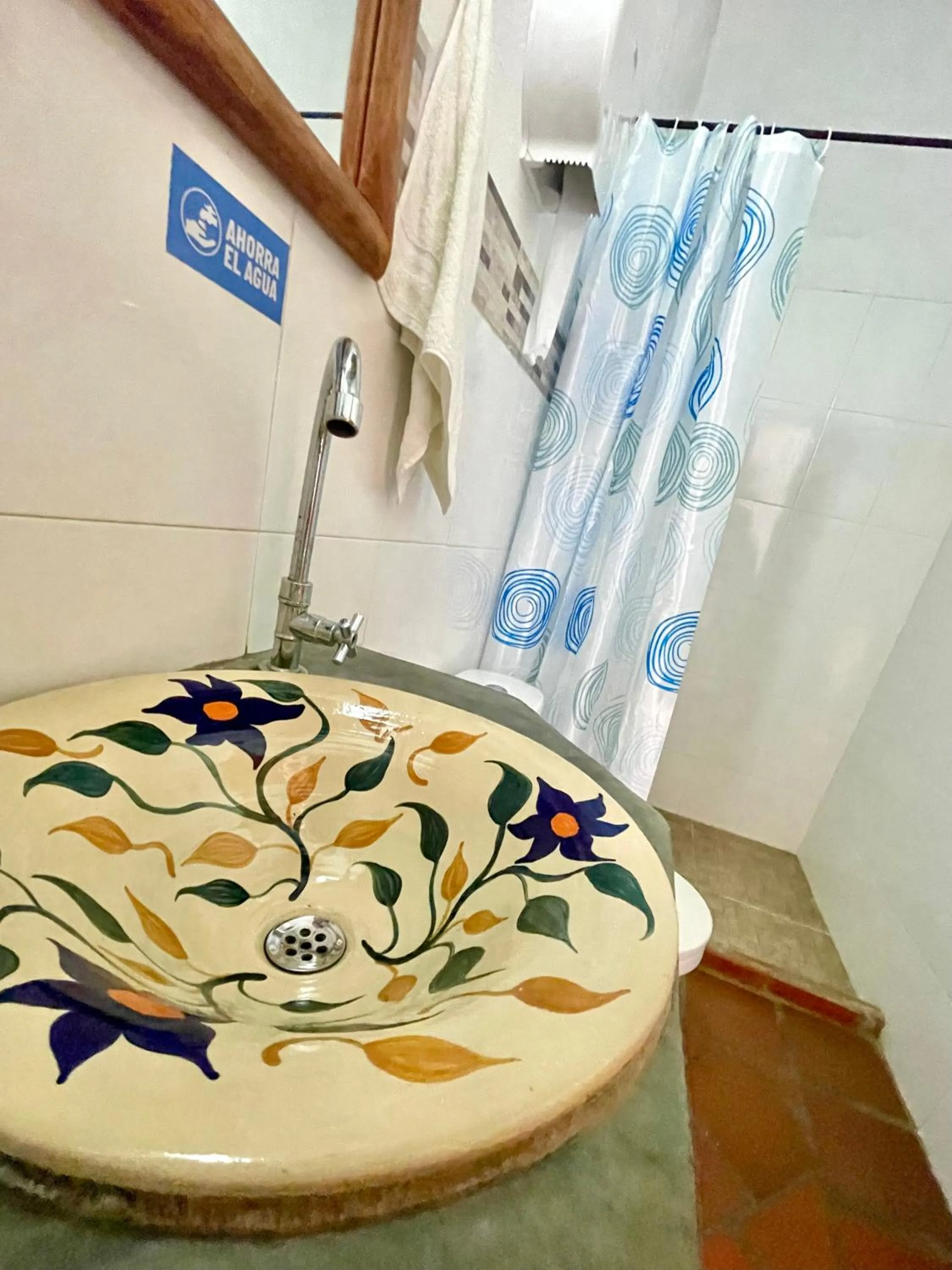 Shower in Hotel Victoria Barichara