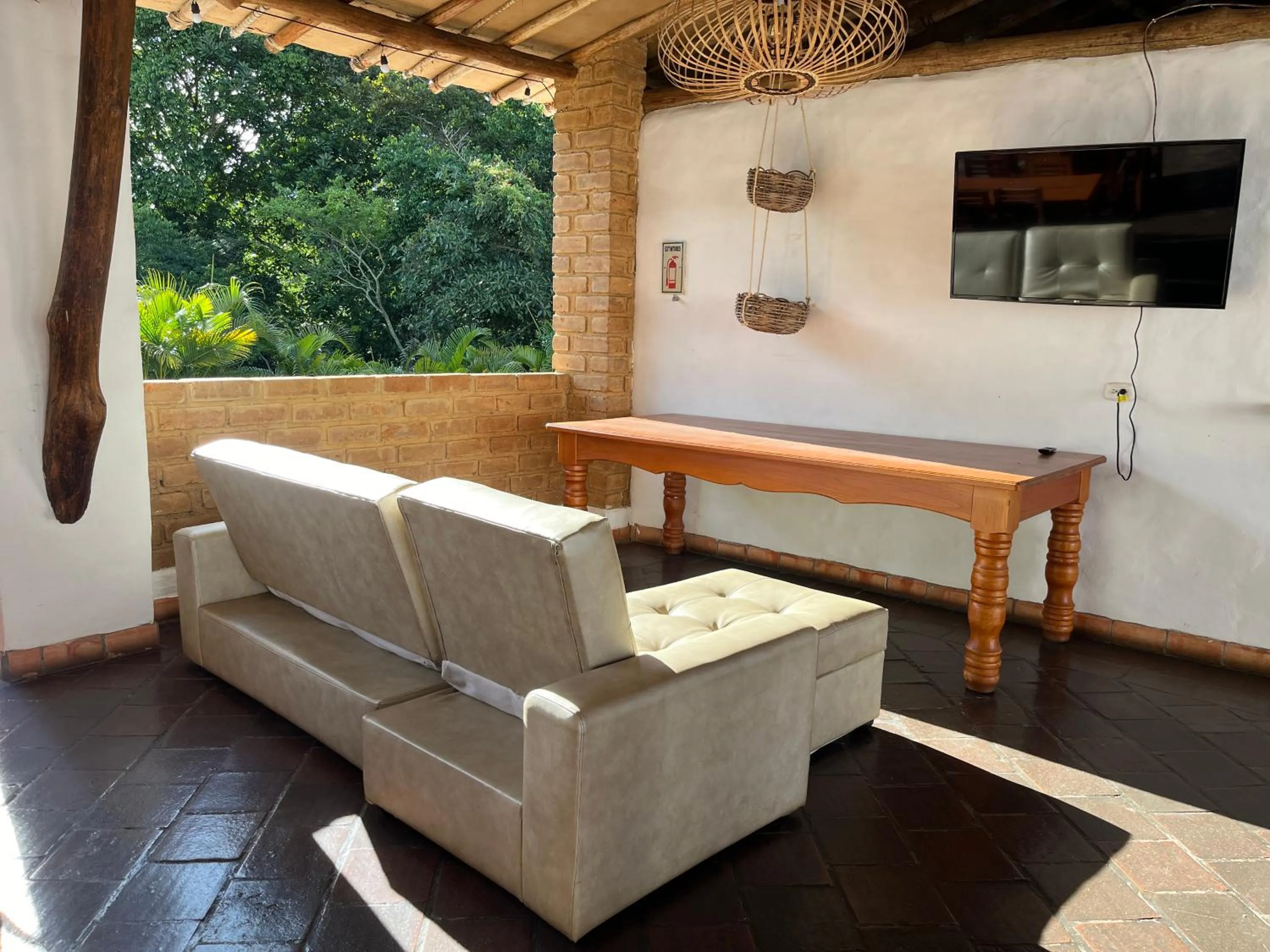 Communal lounge/ TV room in Hotel Victoria Barichara