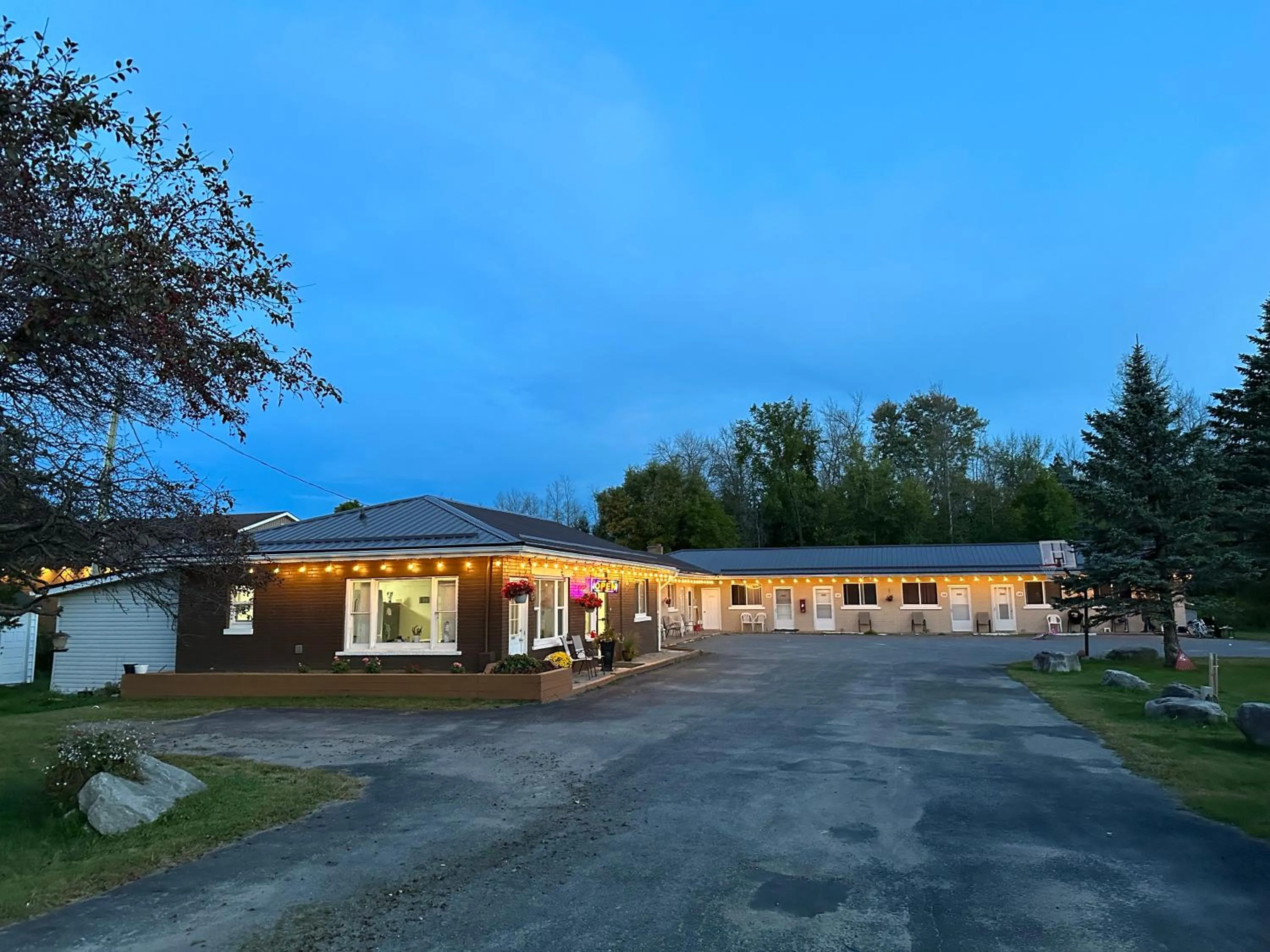 Property building in Carriage Inn Motel