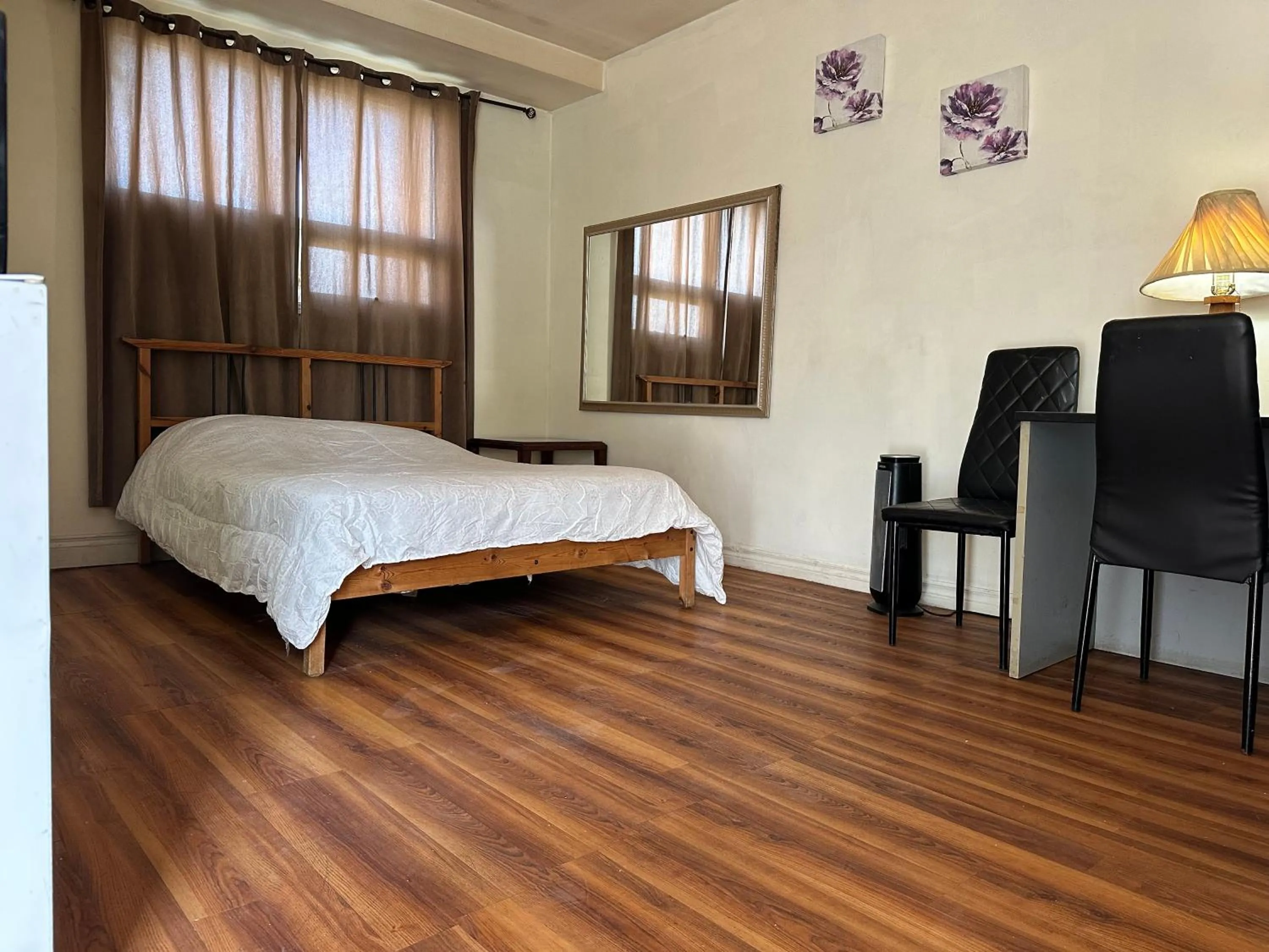 Seating area, Bed in Carriage Inn Motel
