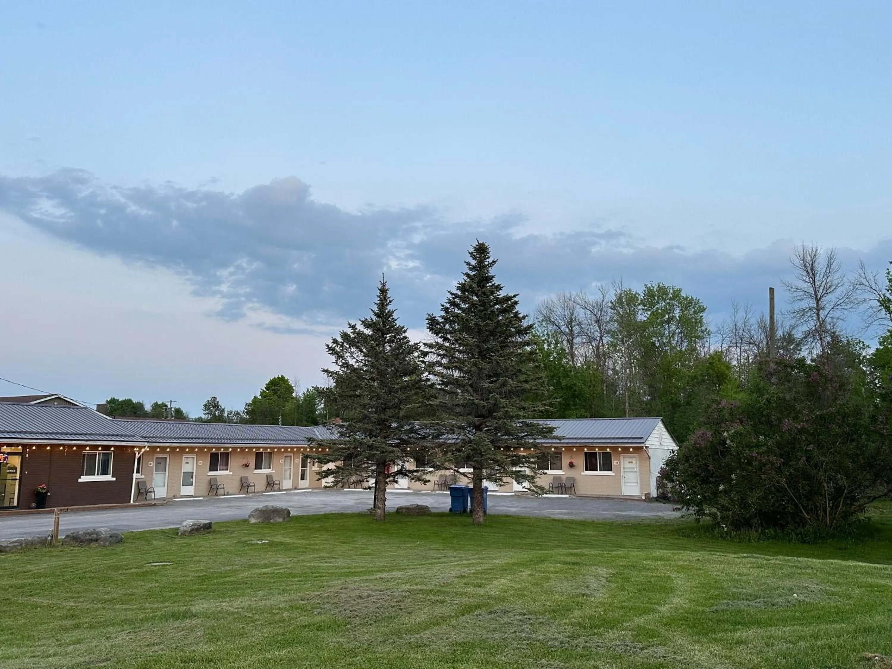 Property building in Carriage Inn Motel