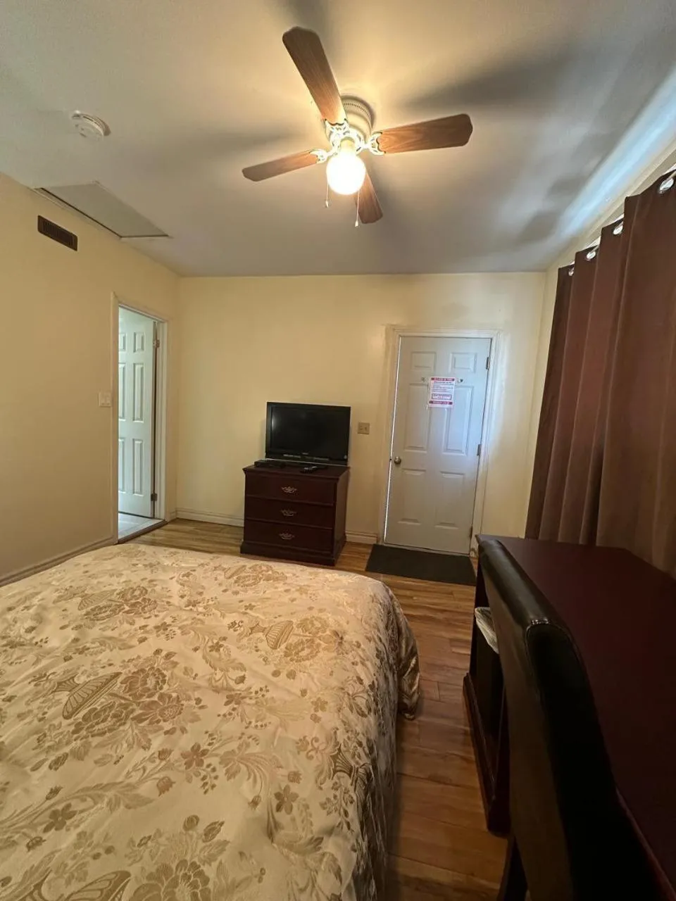 Bedroom, Bed in Carriage Inn Motel