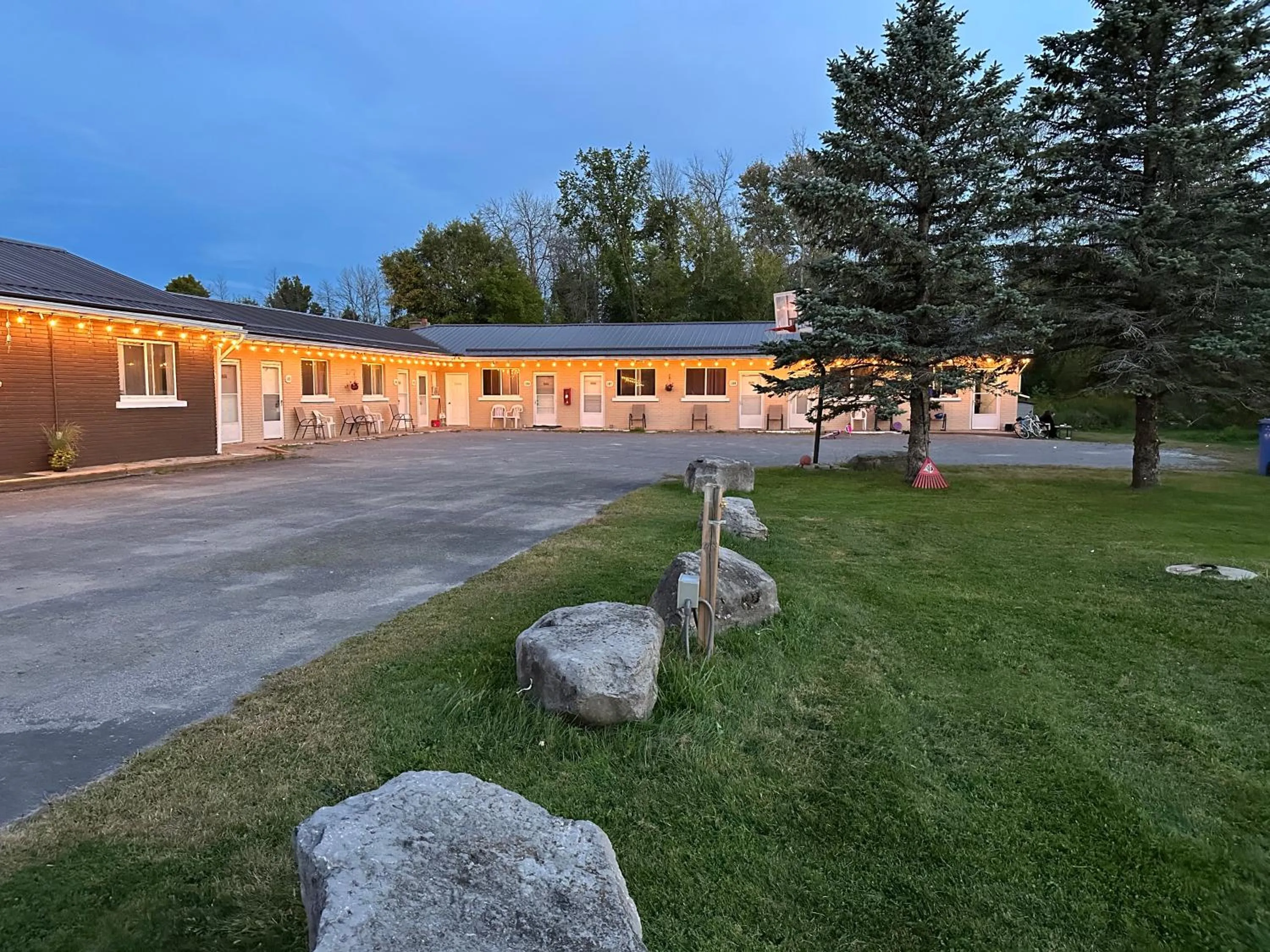 Property building in Carriage Inn Motel