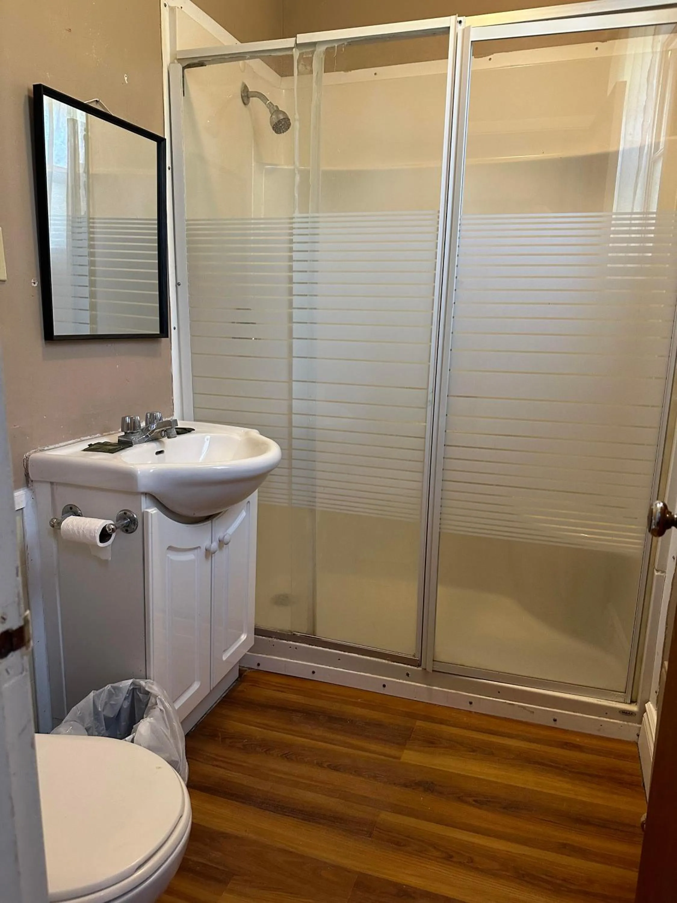 Bathroom in Carriage Inn Motel