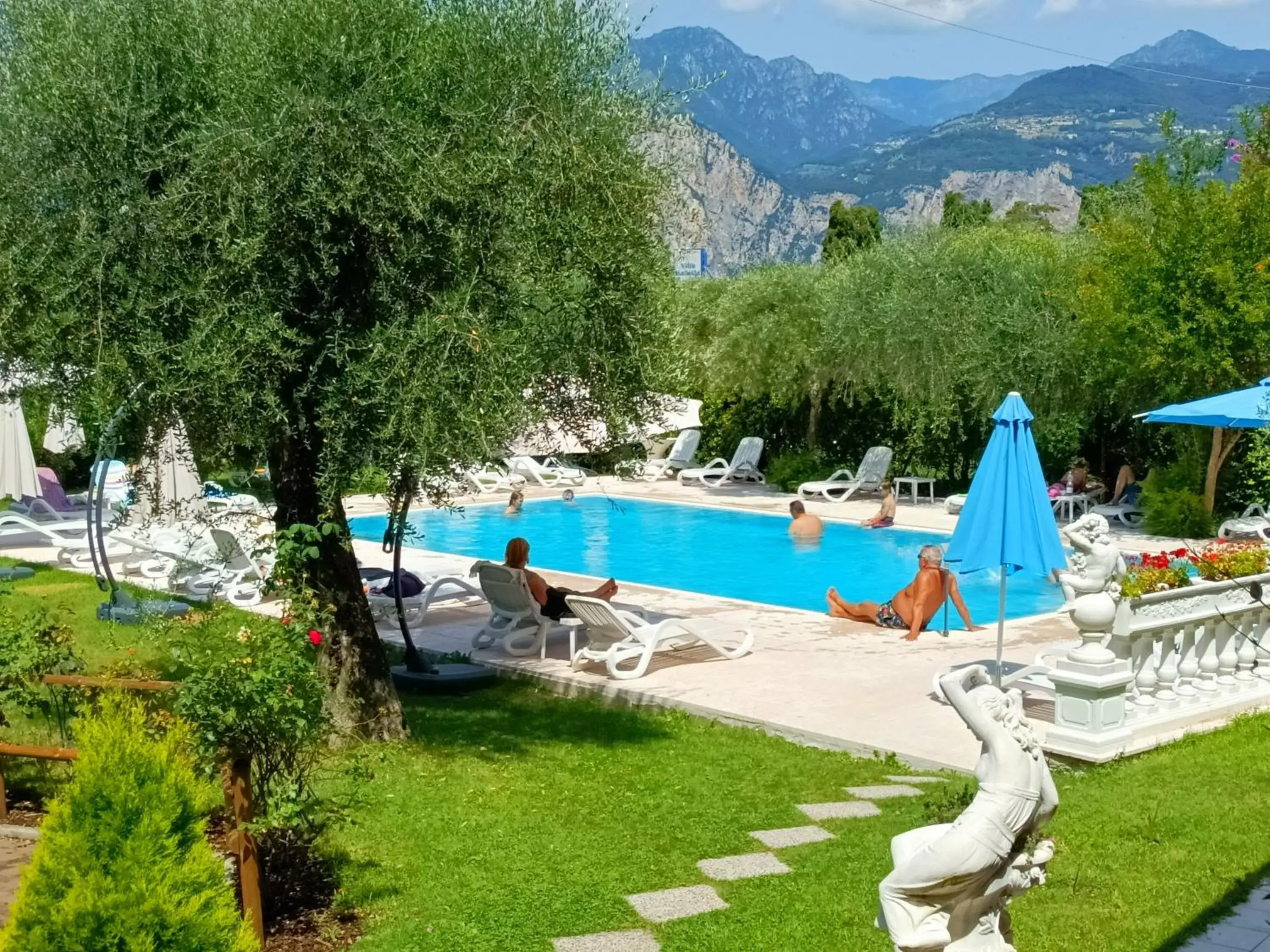 Swimming Pool in Hotel Villa Isabella