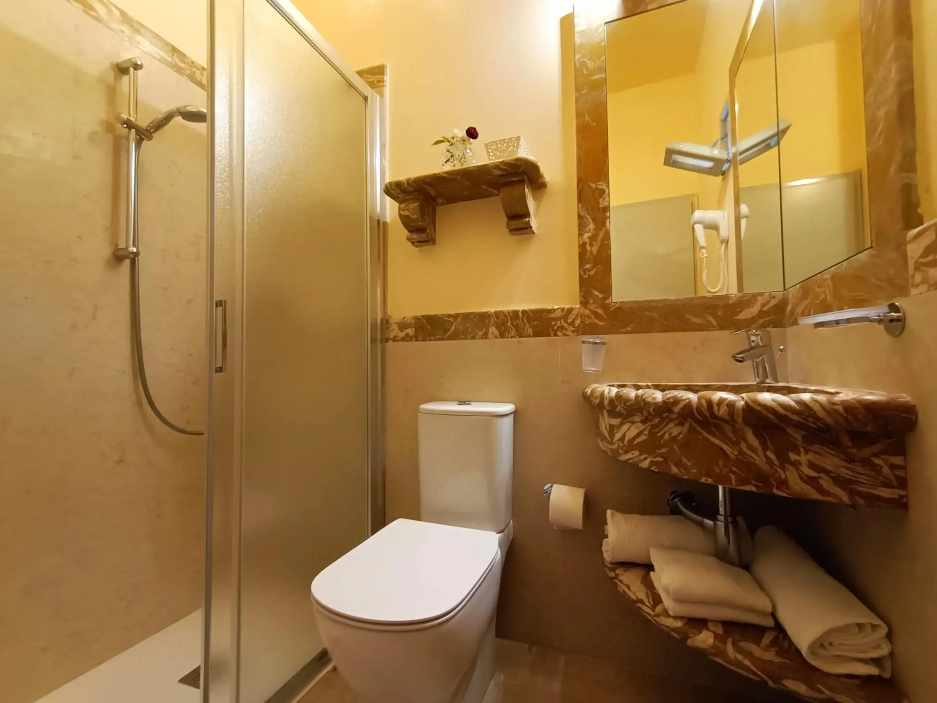 Bathroom in Hotel Villa Isabella