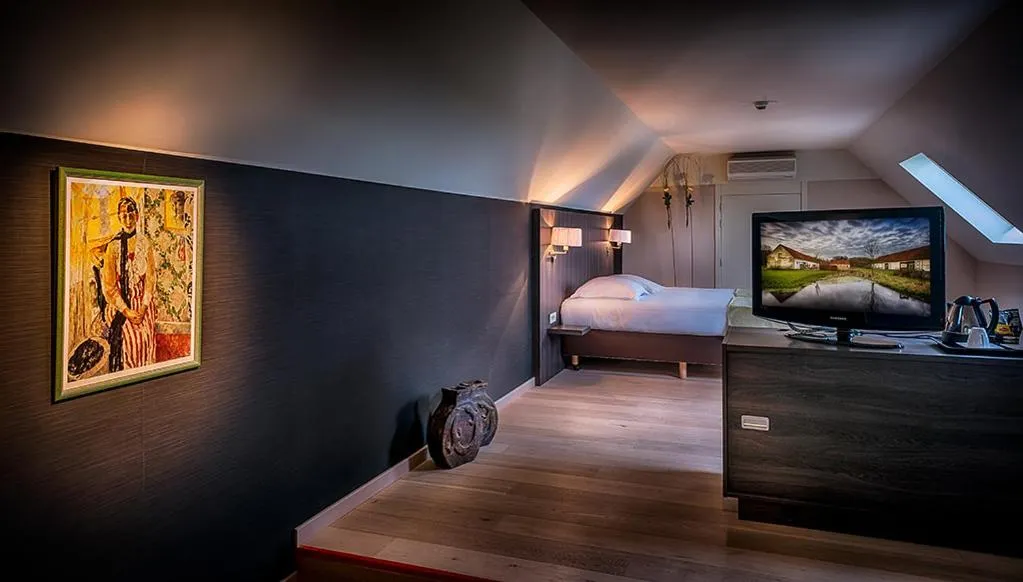 Bed in Cleythil Hotel