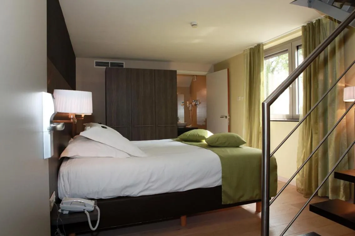 Bed in Cleythil Hotel