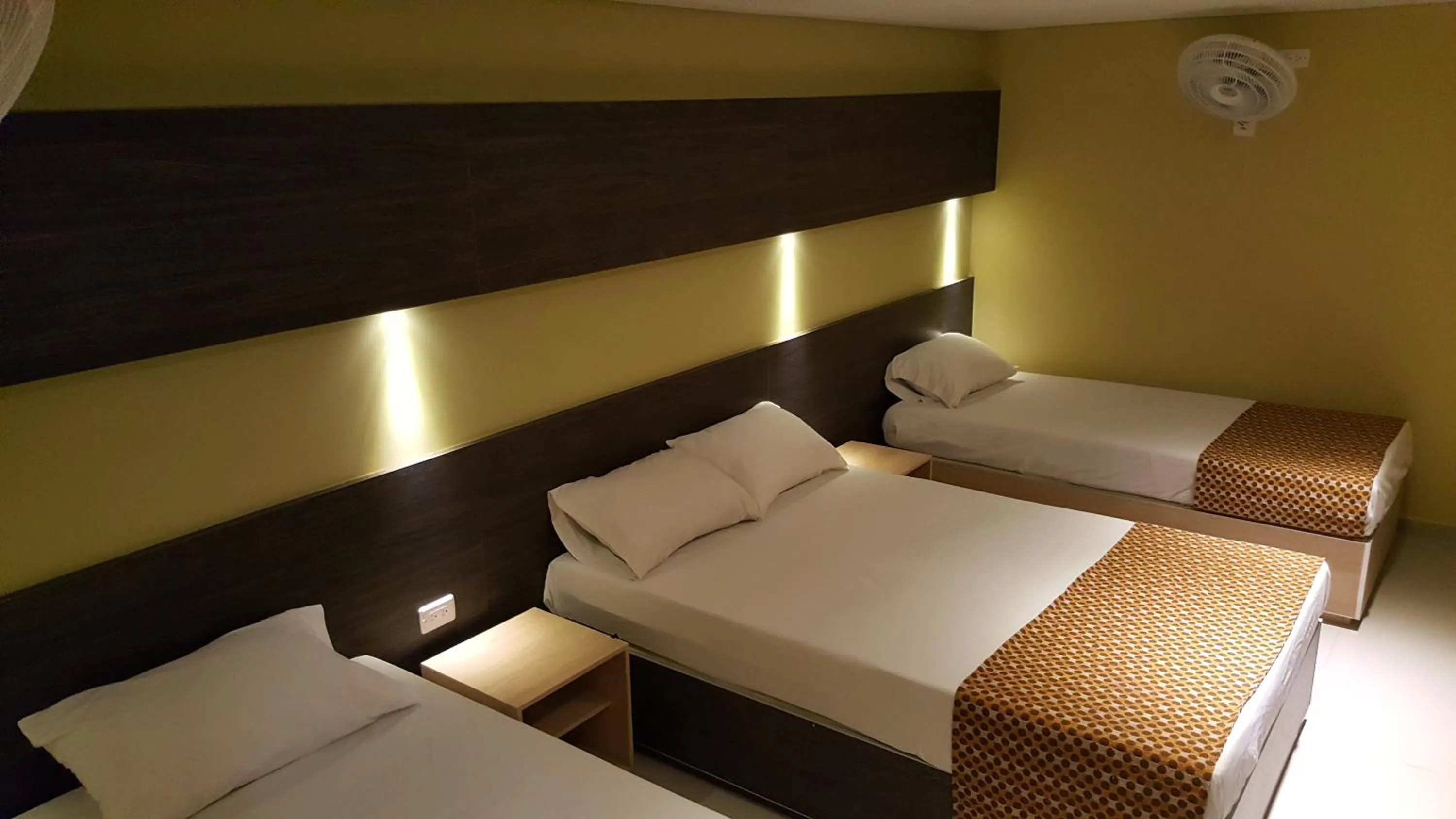 Shower, Bed in Hotel 56 Avenue Plaza