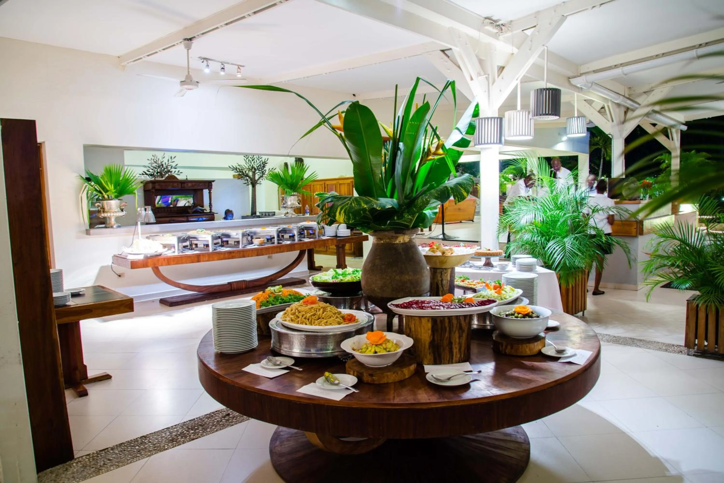 Restaurant/places to eat in Hotel Montana