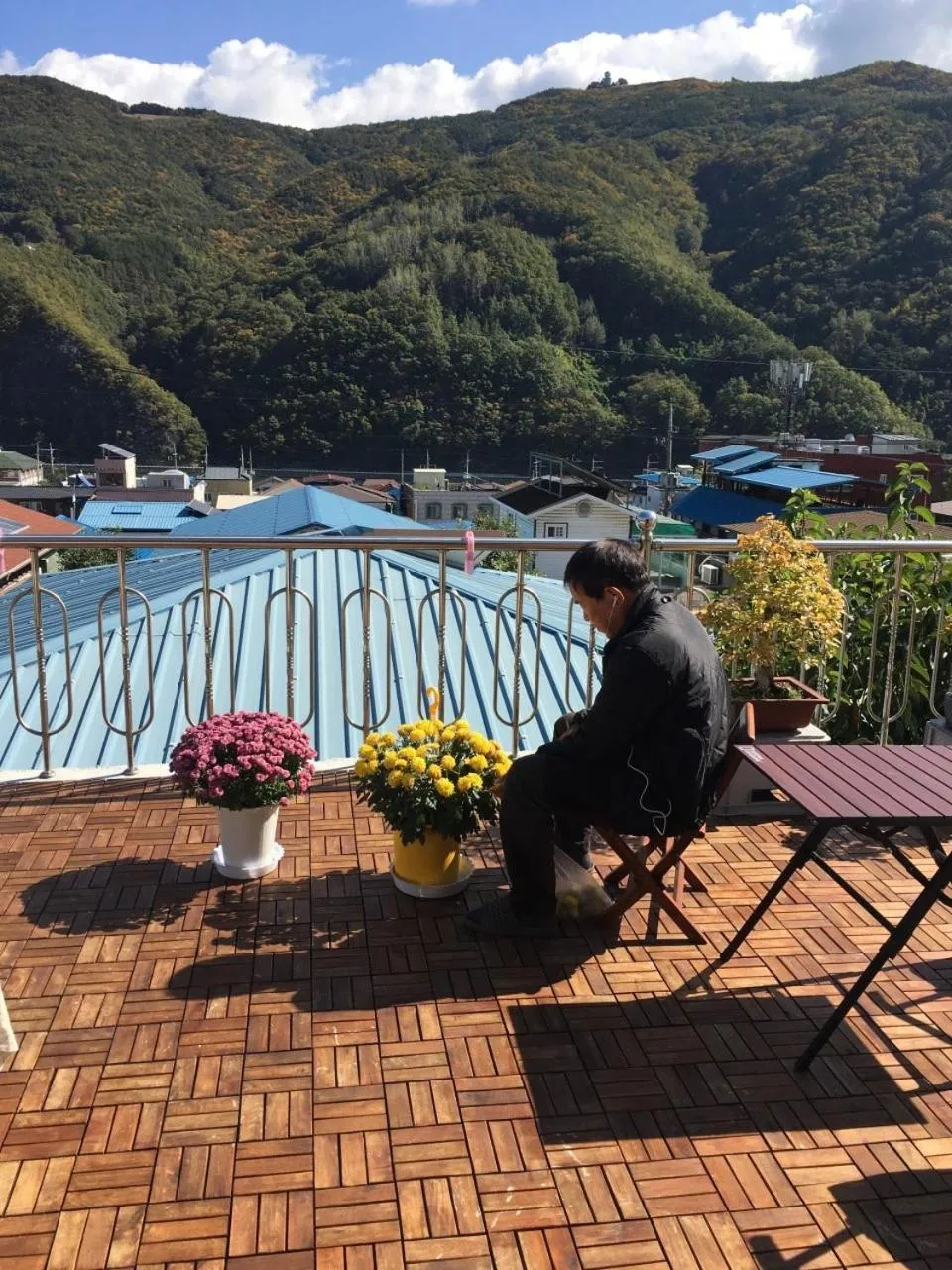 Mountain view in Us on Earth Guesthouse