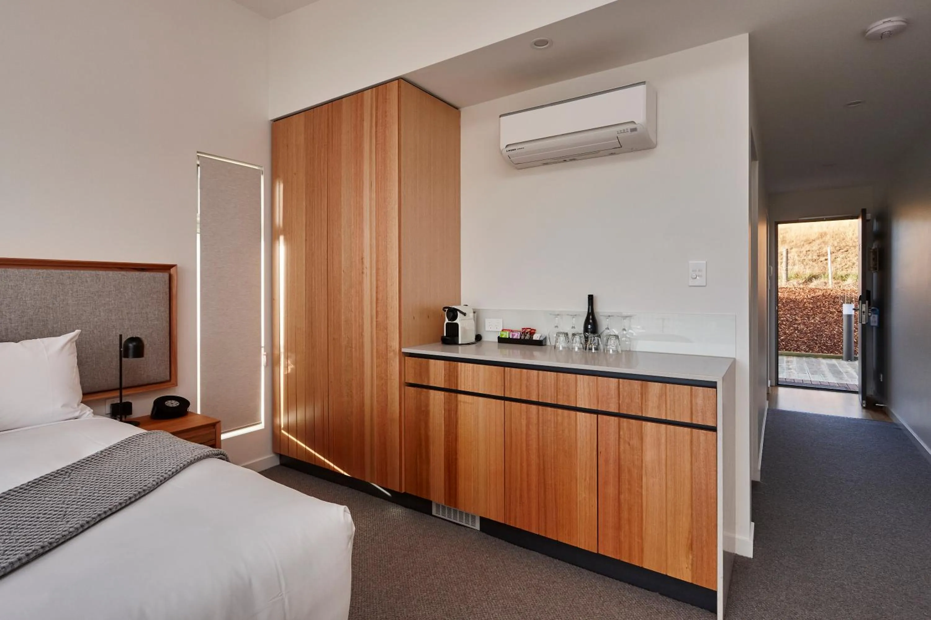 Coffee/tea facilities, Bed in Rosevears Riverview Hotel