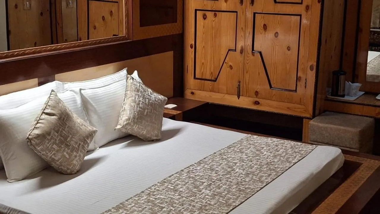 Bed in Hotel Glacier Resort