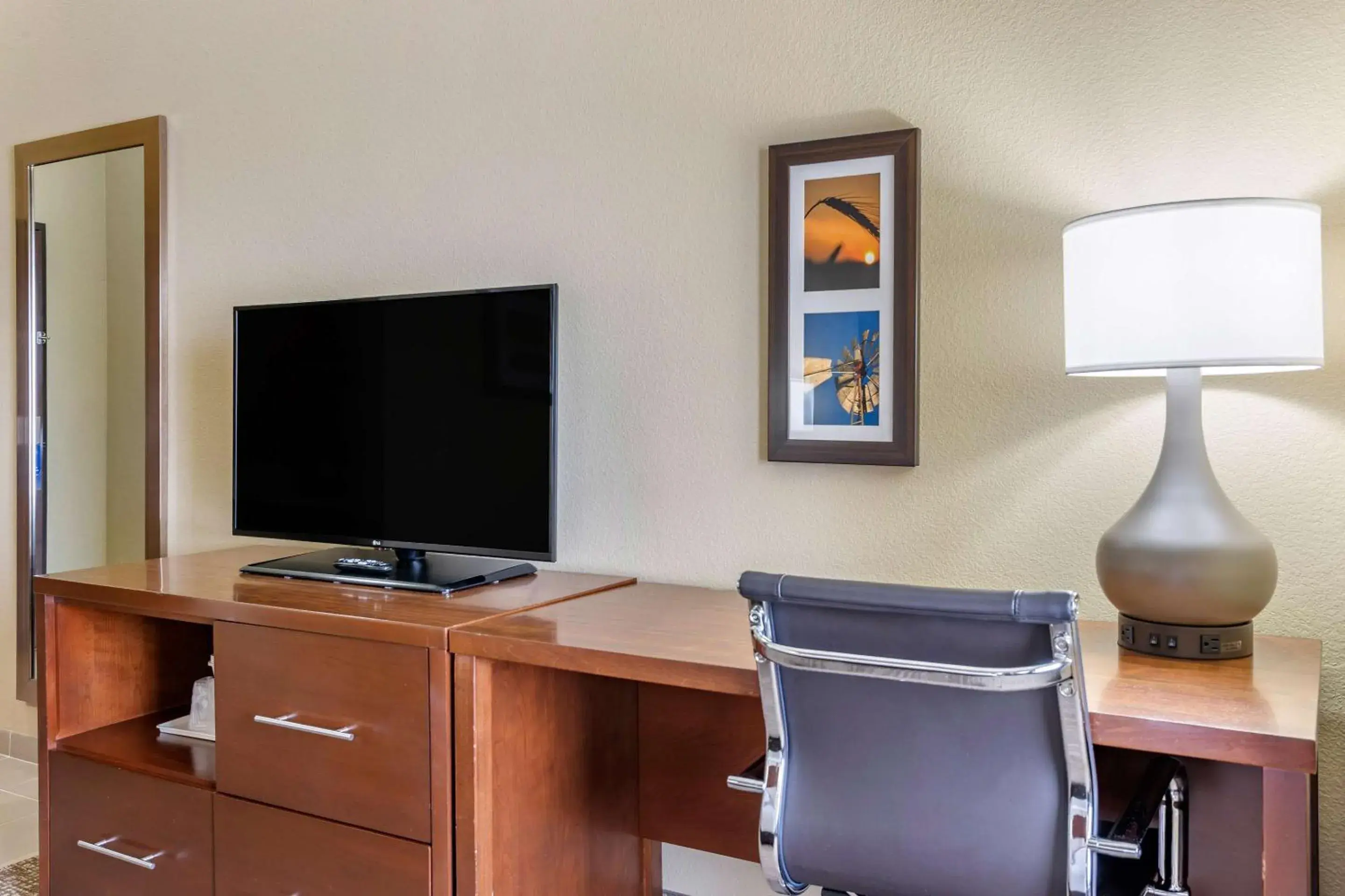 Bedroom in Comfort Inn & Suites Augusta Bedroom in Comfort Inn & Suites Augusta