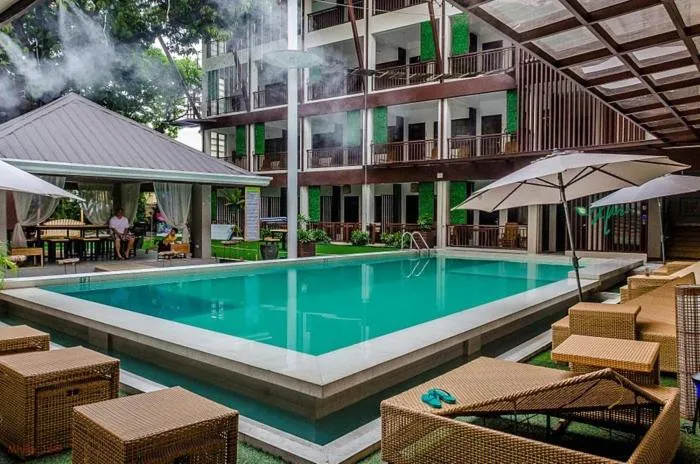 Swimming pool in Selah Garden Hotel Manila