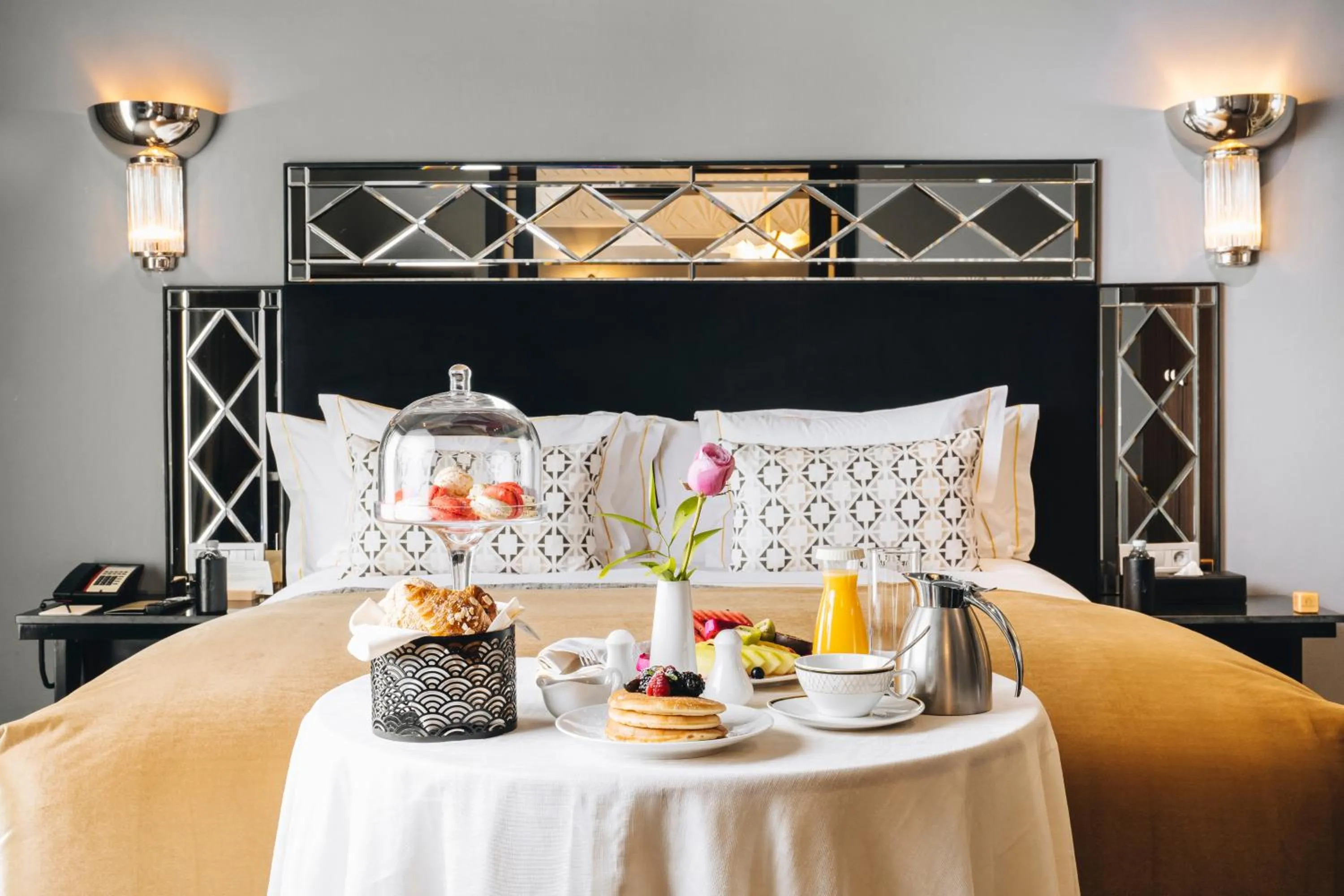 Food and drinks, Bed in Le Casablanca Hotel