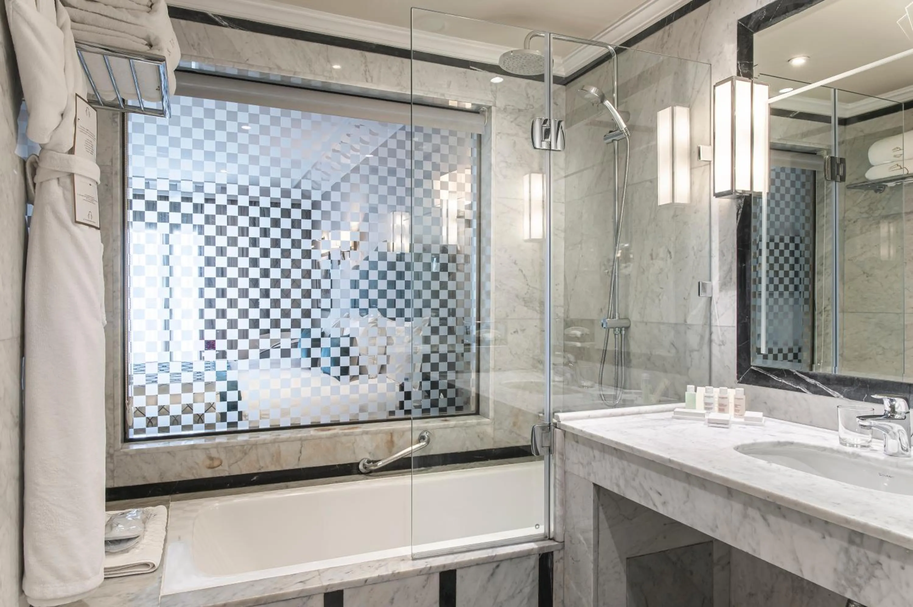 Shower in Le Casablanca Hotel