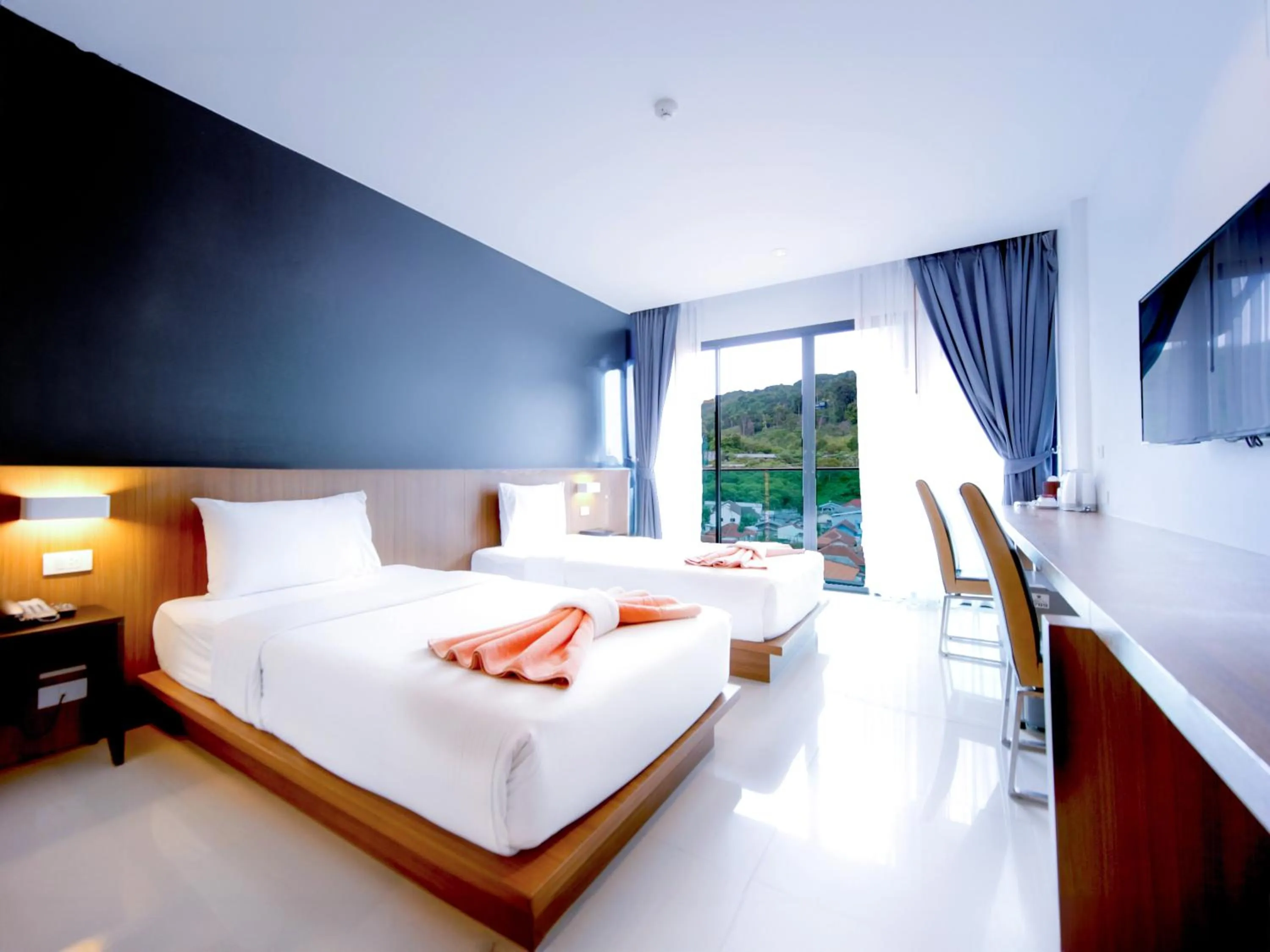 Photo of the whole room, Bed in Phoenix Grand Patong