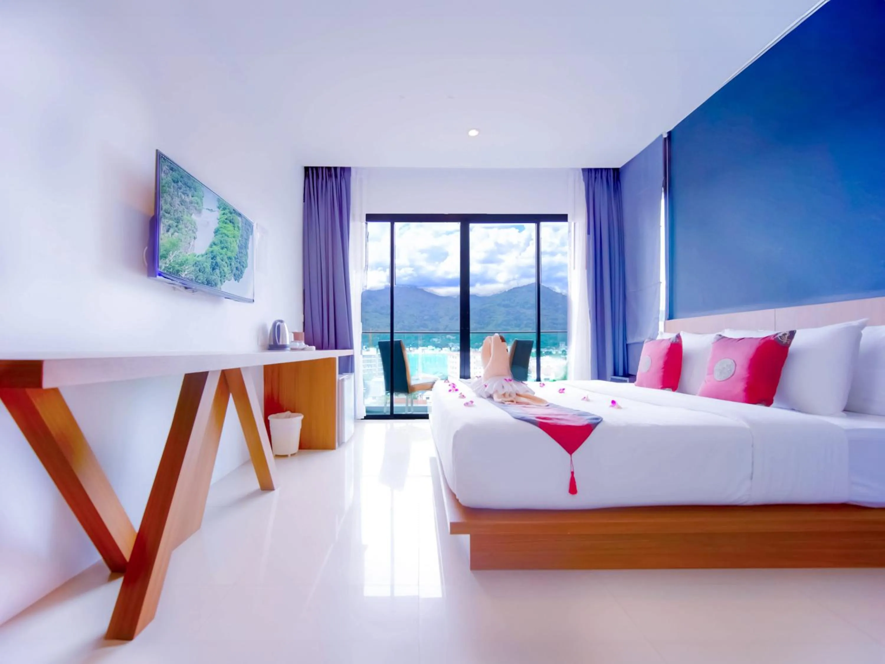 Photo of the whole room, Bed in Phoenix Grand Patong