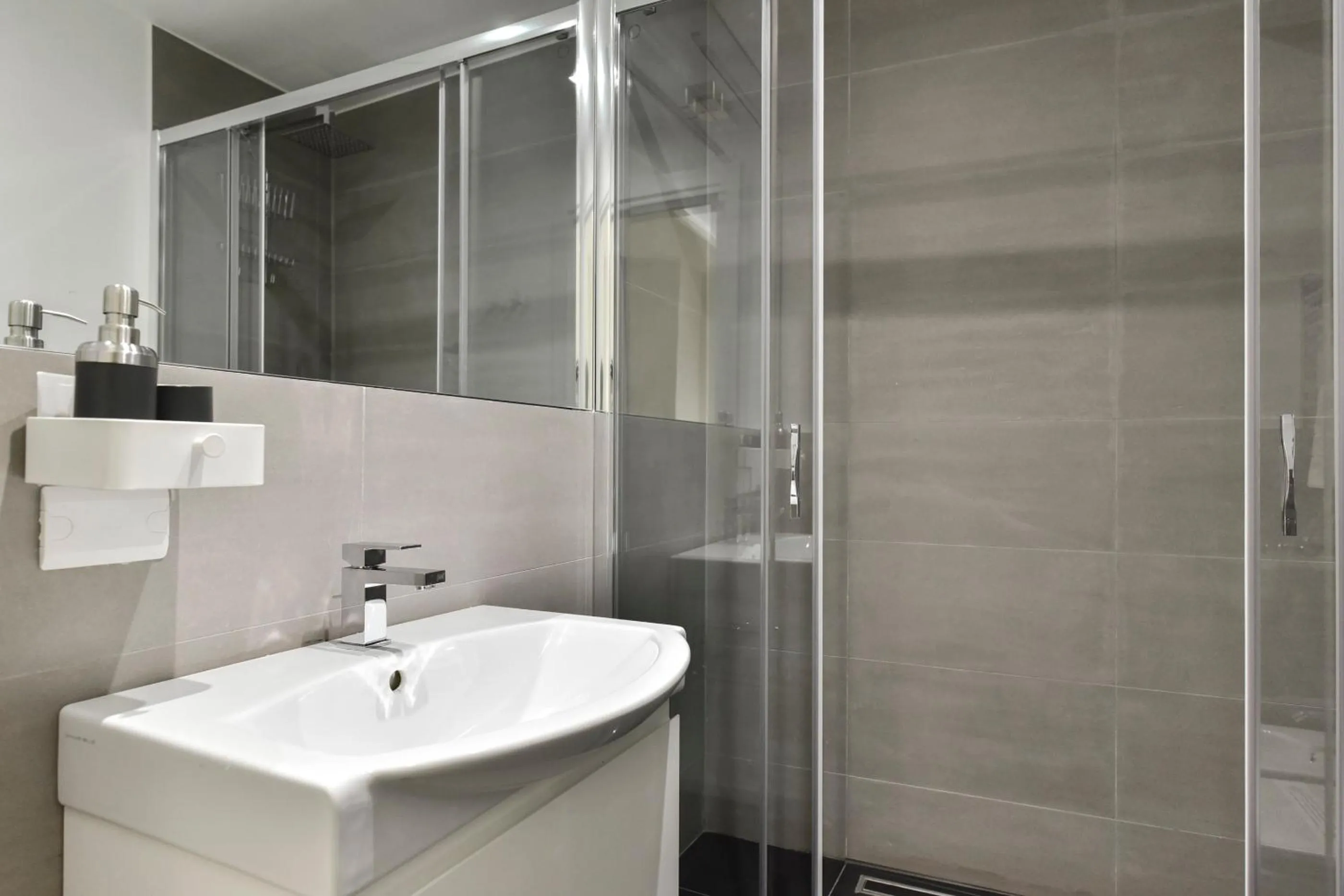 Shower in Campo de' Fiori Brand New Apartment