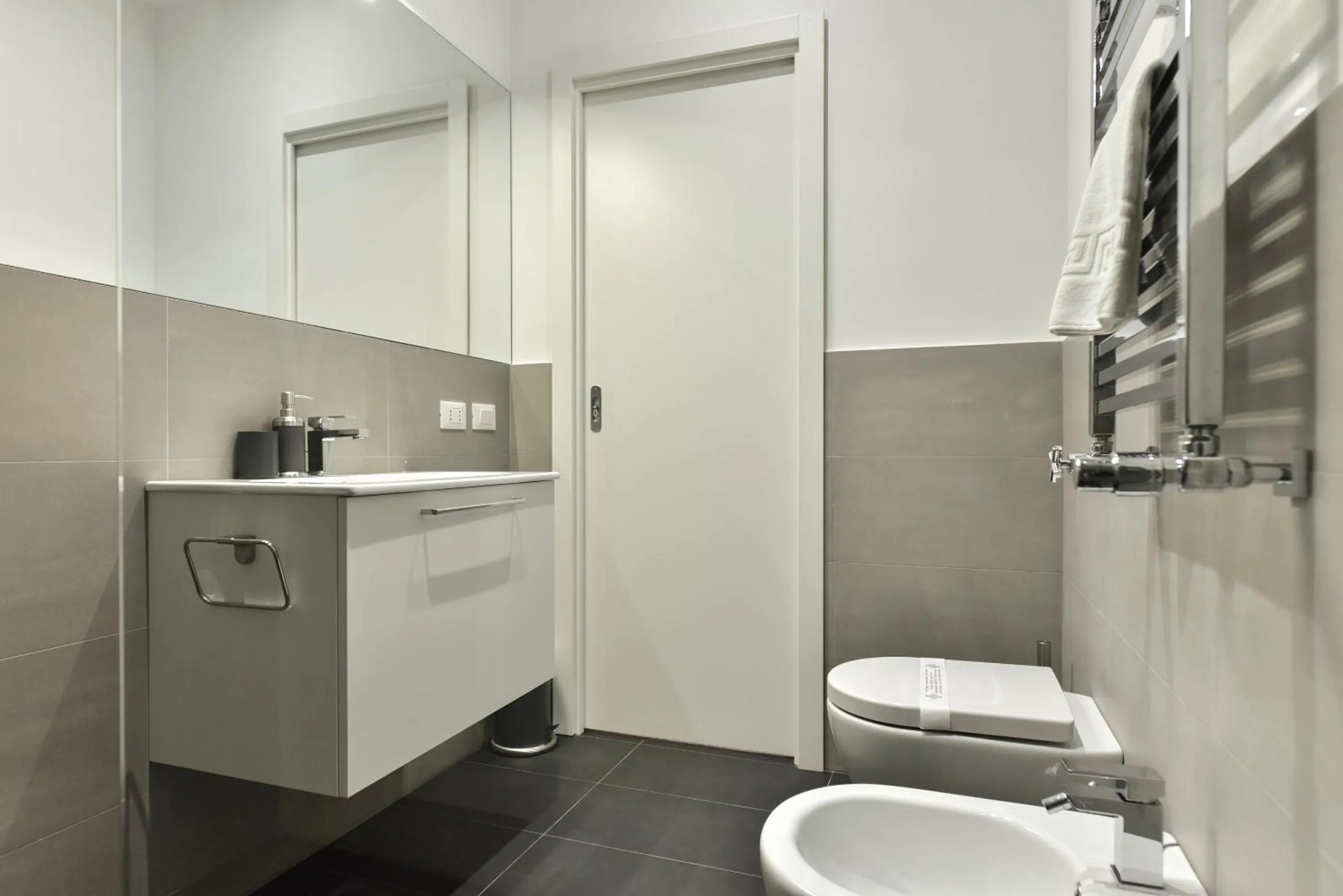 Shower in Campo de' Fiori Brand New Apartment