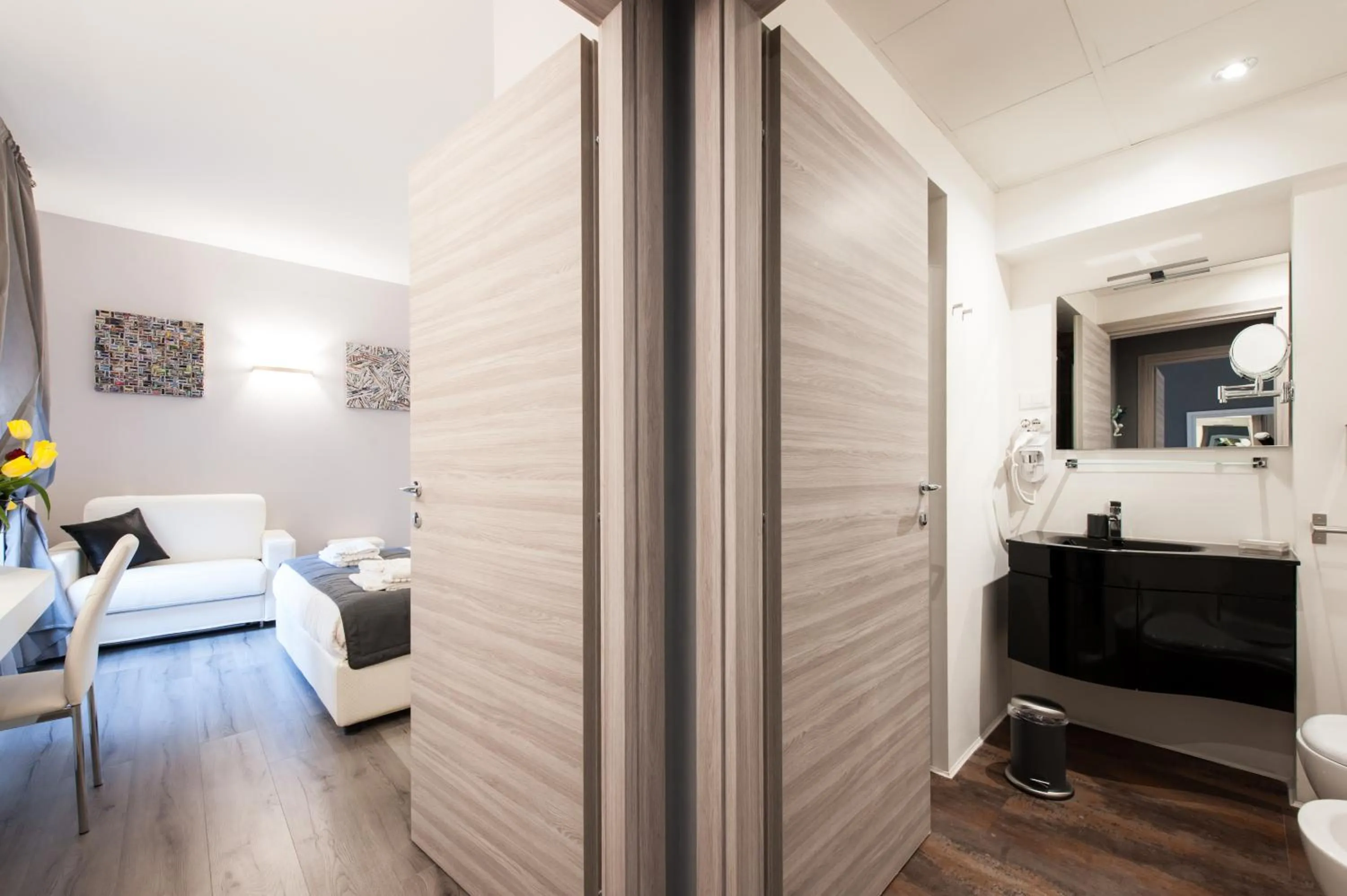 Bathroom, Bed in Brunelleschi Holidays Hostel