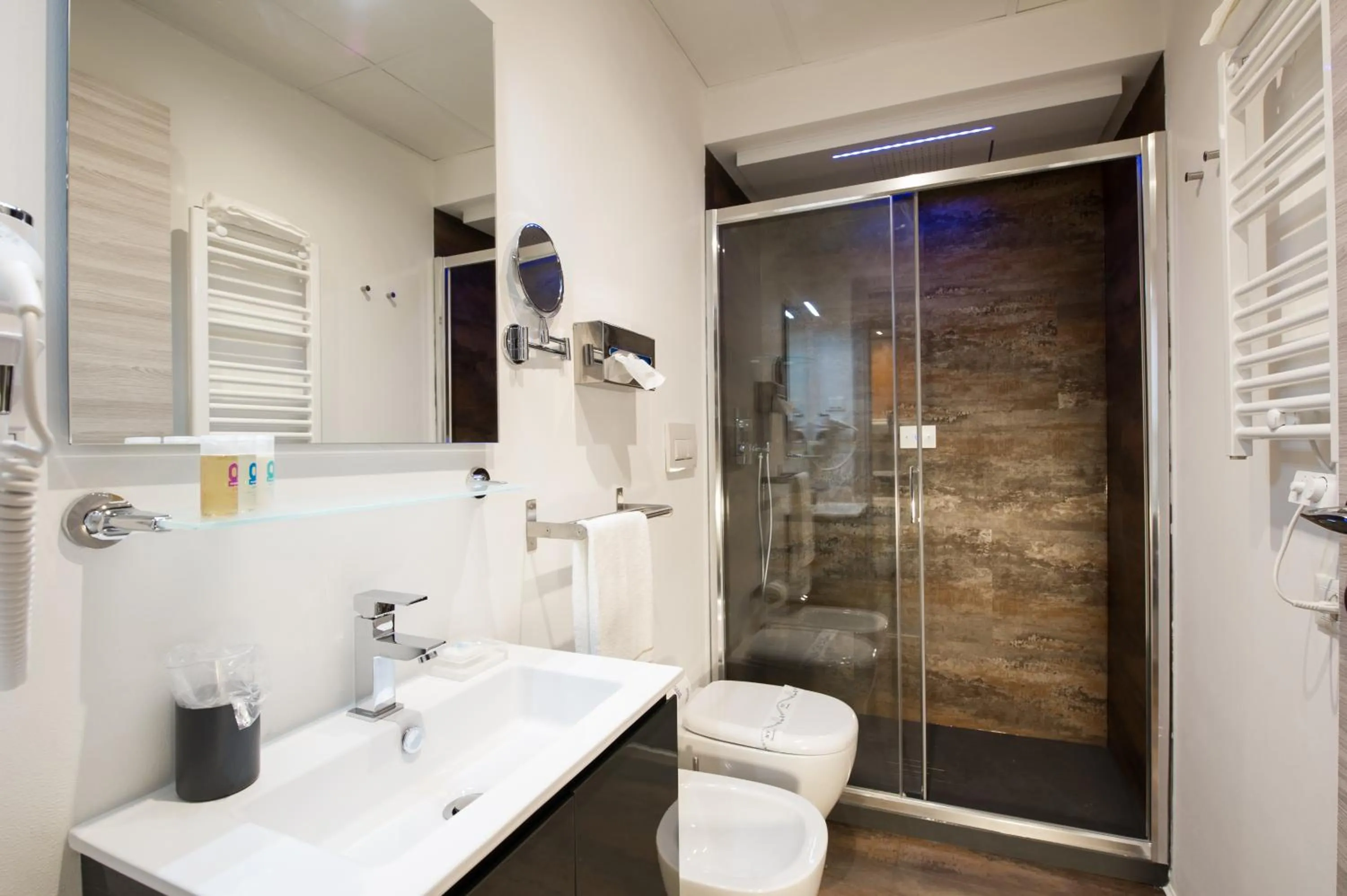 Shower in Brunelleschi Holidays Hostel