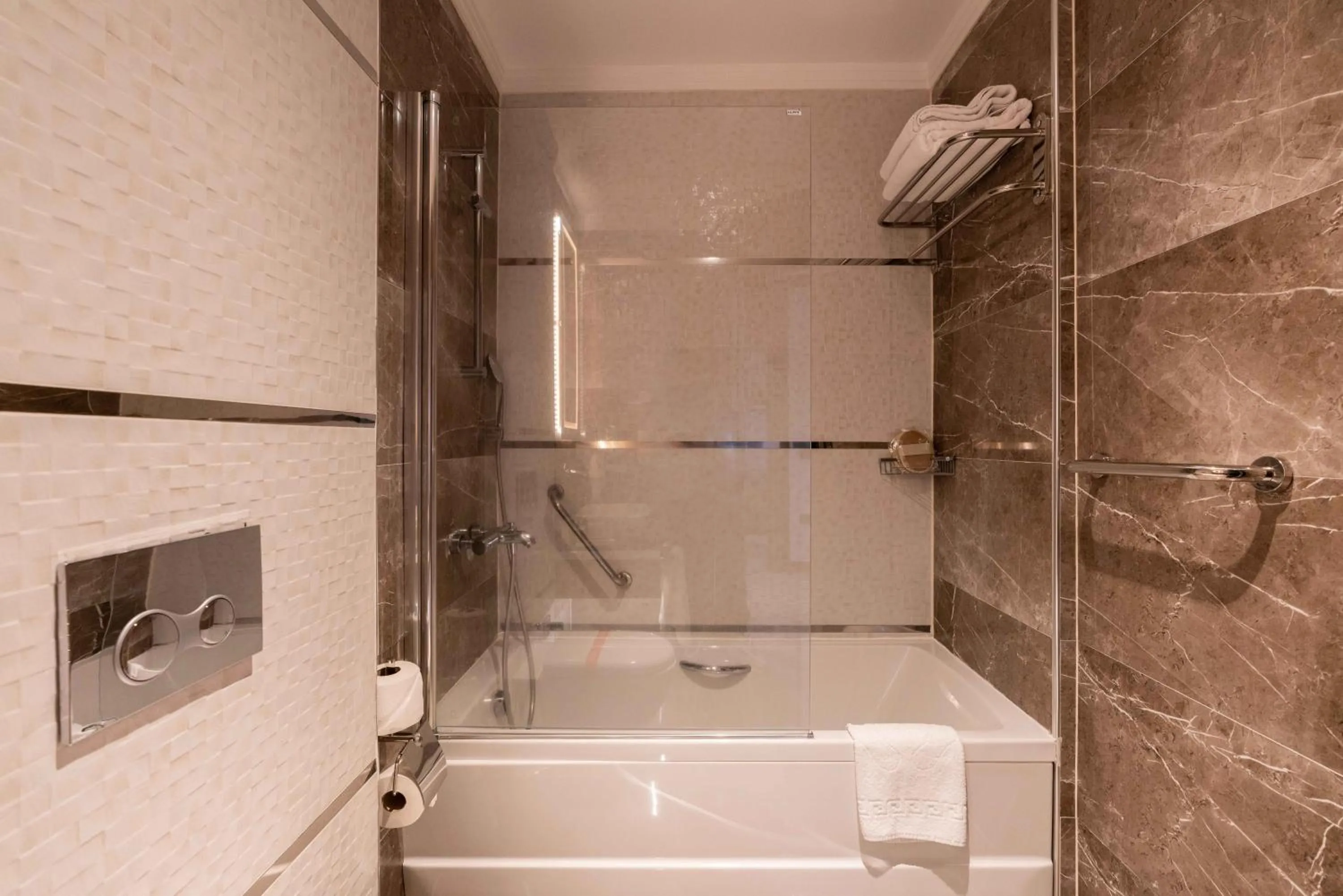 Bathroom in Das 3917