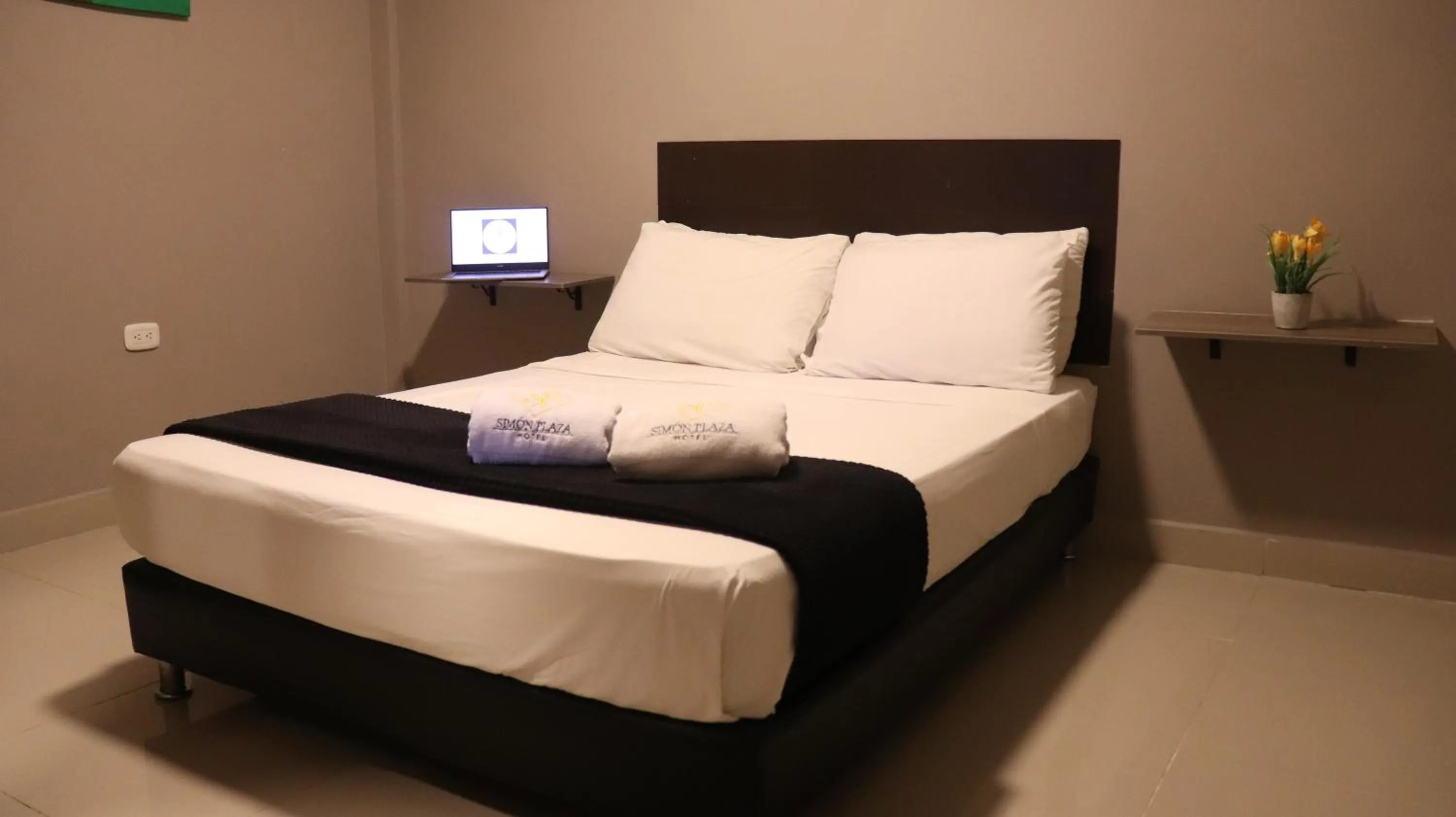 Bed in Hotel Simón Plaza
