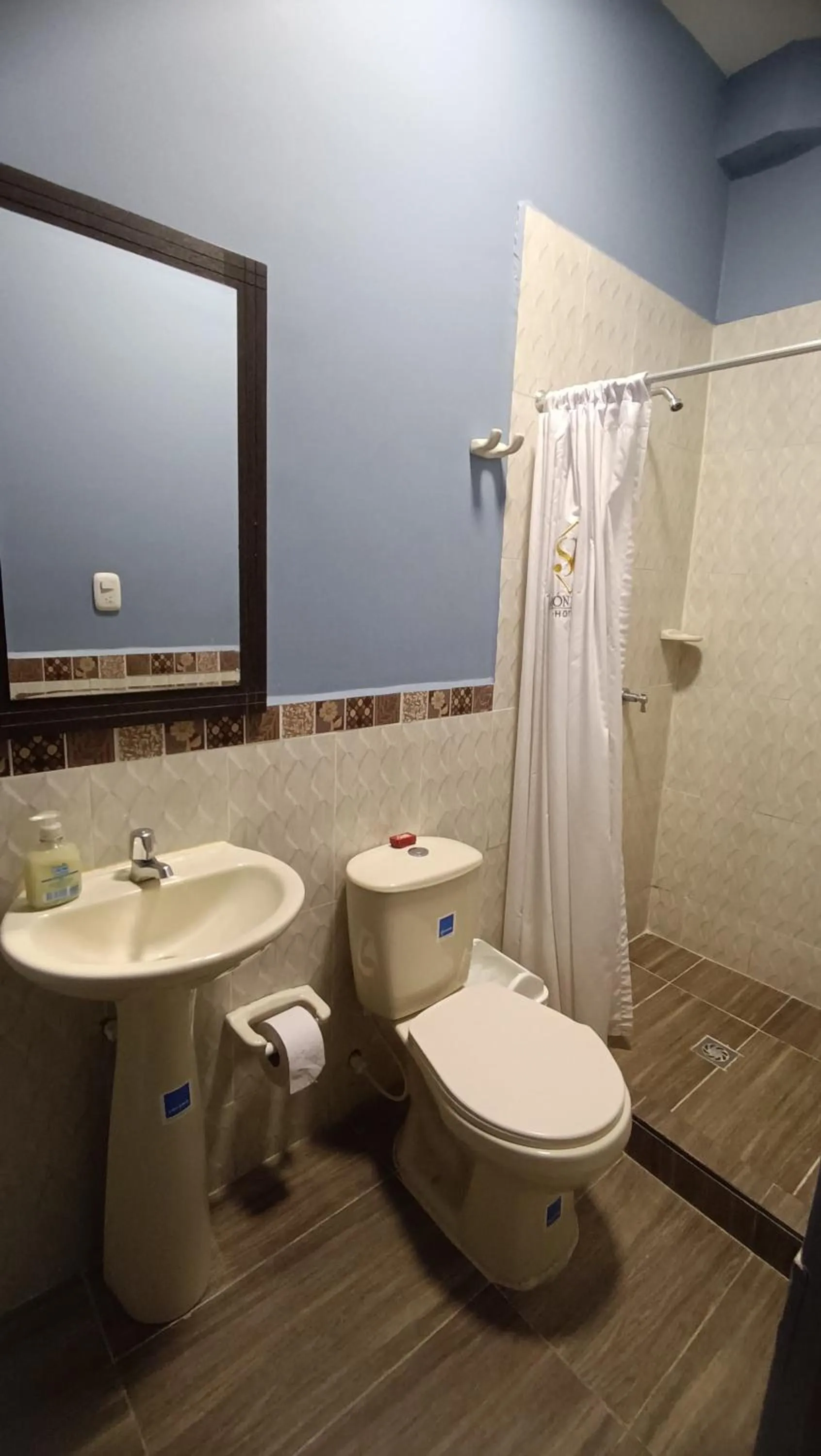 Shower in Hotel Simón Plaza