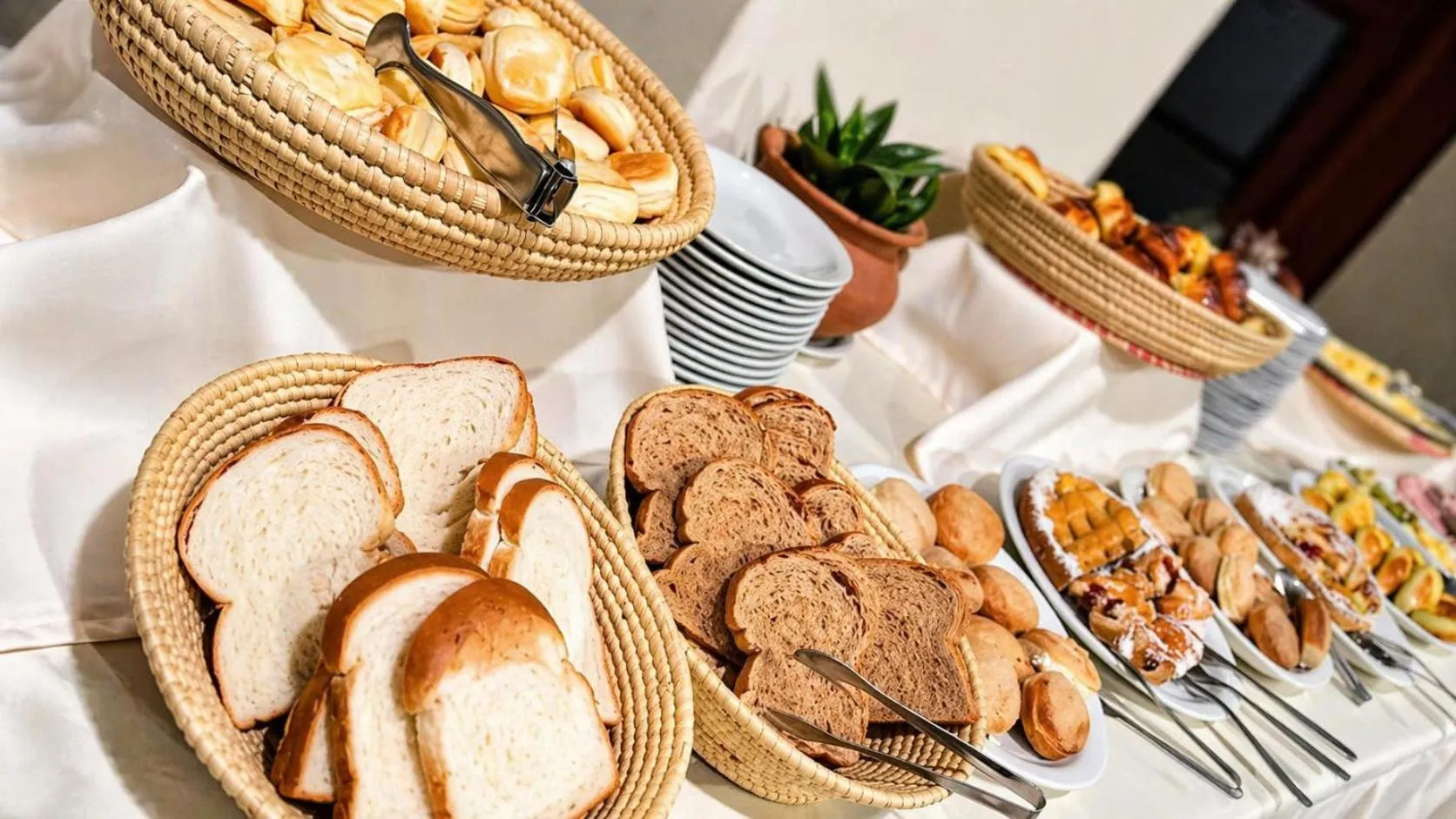 Breakfast in Grand Hotel by MH