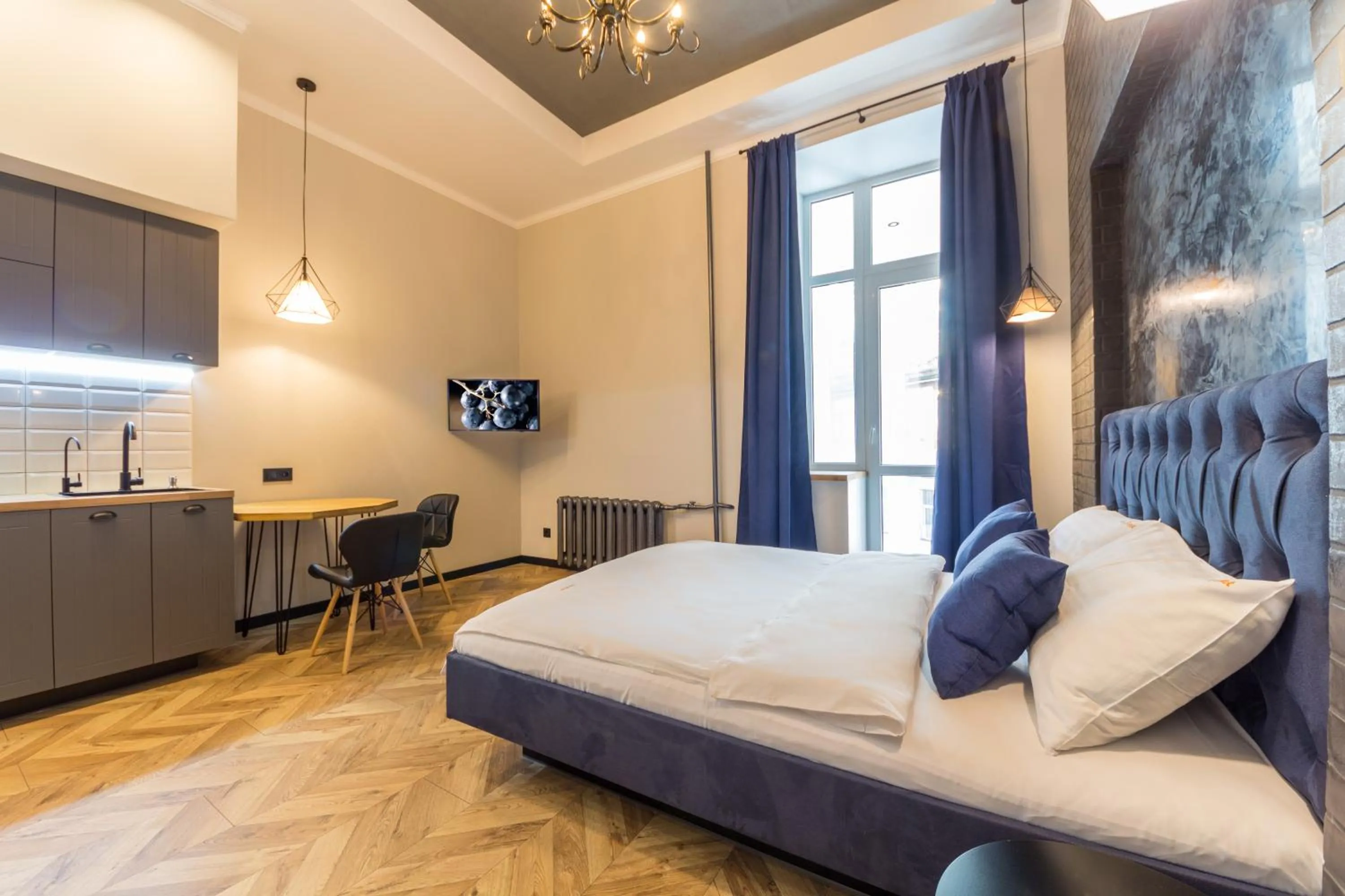 Deluxe Apartment with Balcony - Mykhailivska str. 24V in DayFlat Apartments on Mykhailivs'ka