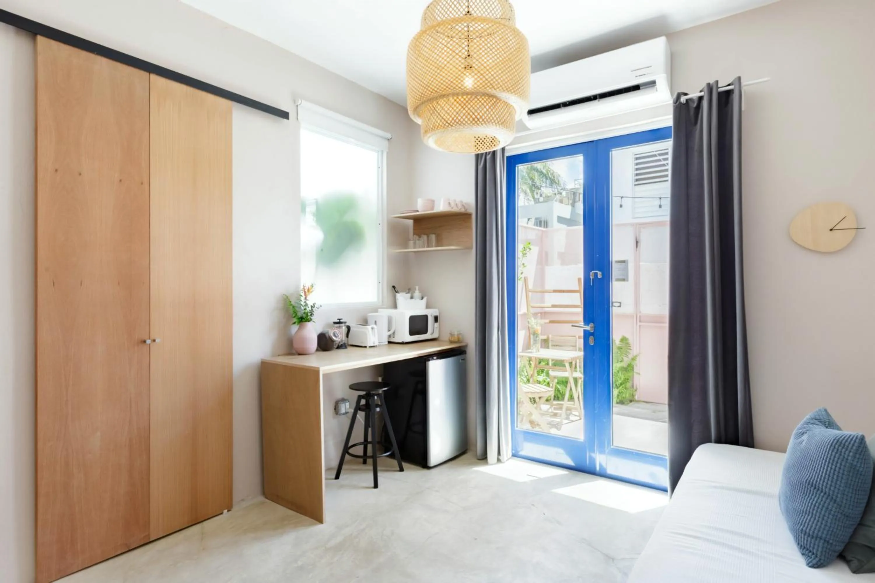 Photo of the whole room in TROPICALIA by DW