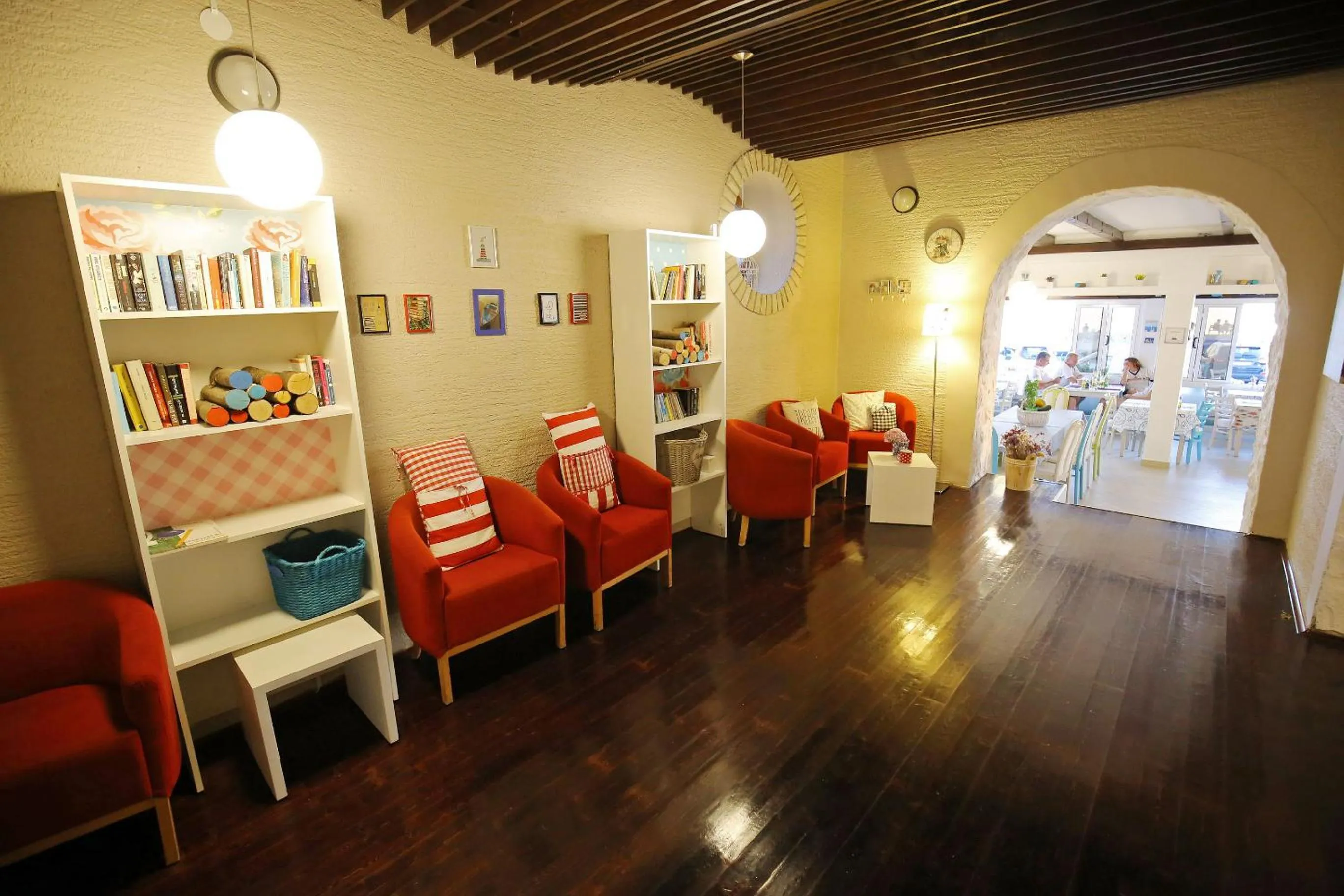 Library in Hotel Delfin