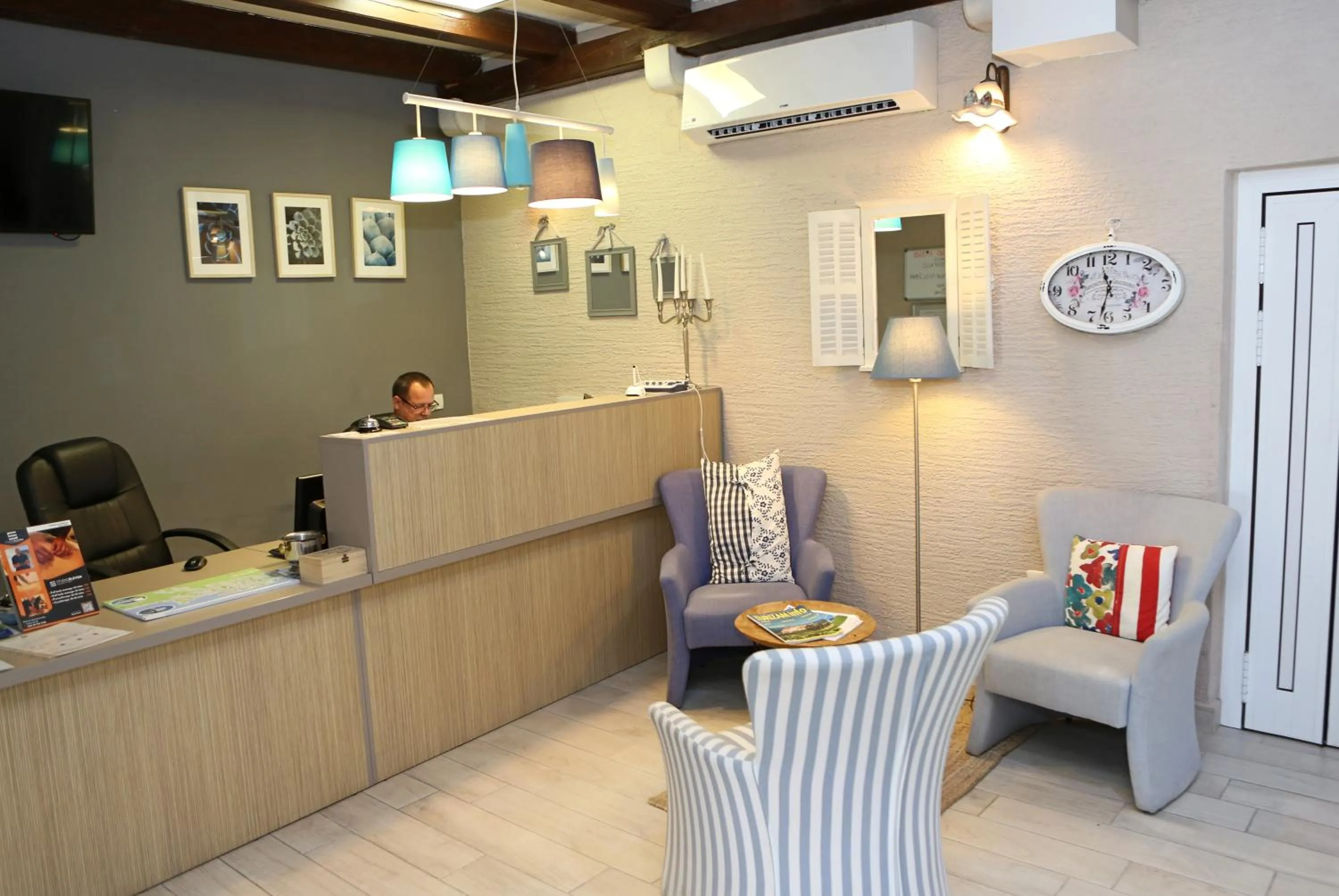 Text overlay in Hotel Delfin