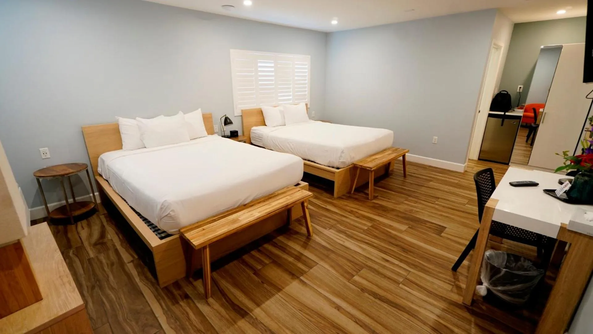 Queen Room with Two Queen Beds in El Royale Gardens Near Universal Studios