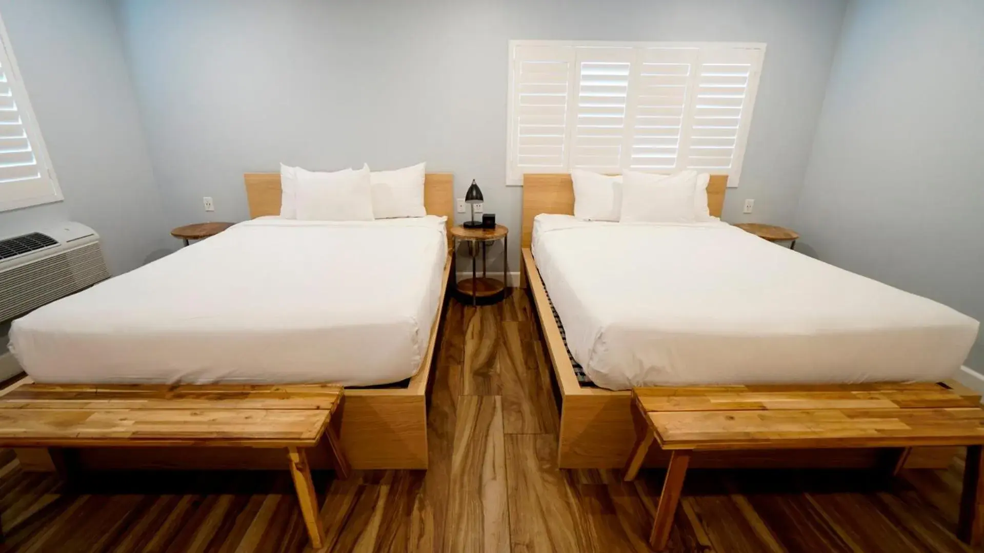 Queen Room with Two Queen Beds in El Royale Gardens Near Universal Studios Queen Room with Two Queen Beds in El Royale Gardens Near Universal Studios