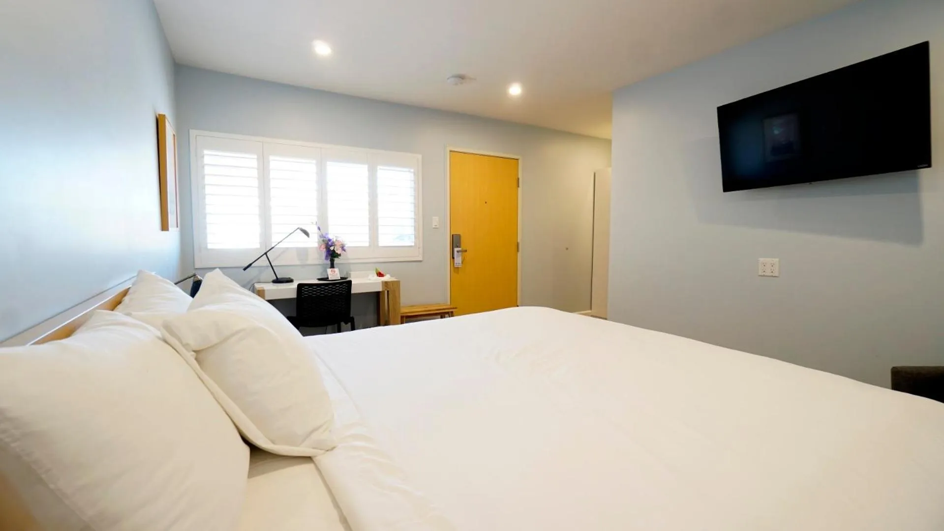 Deluxe King Room in El Royale Gardens Near Universal Studios
