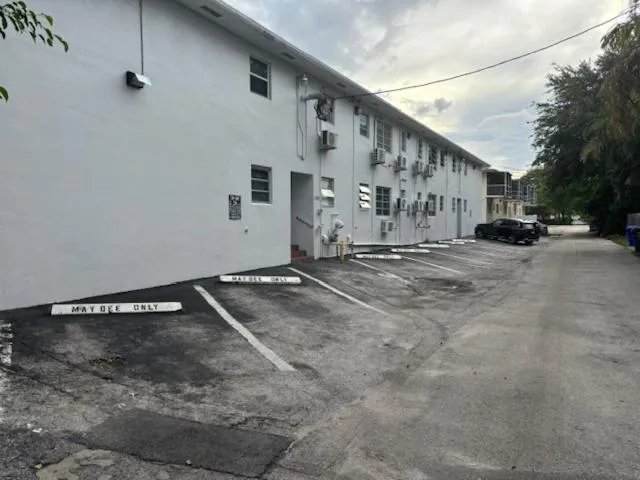 Parking in May-Dee Suites in Florida