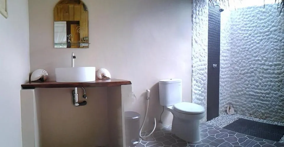 Bathroom in Nini's Beach Bungalows