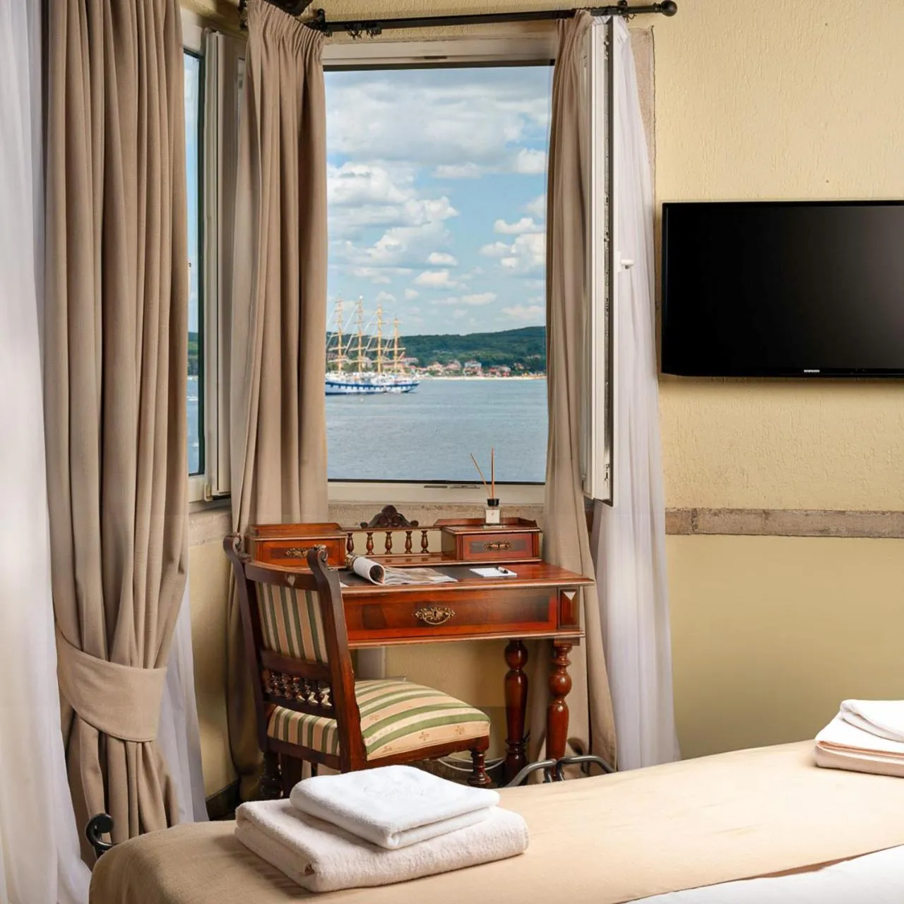 Bed in Hotel Angelo d'Oro