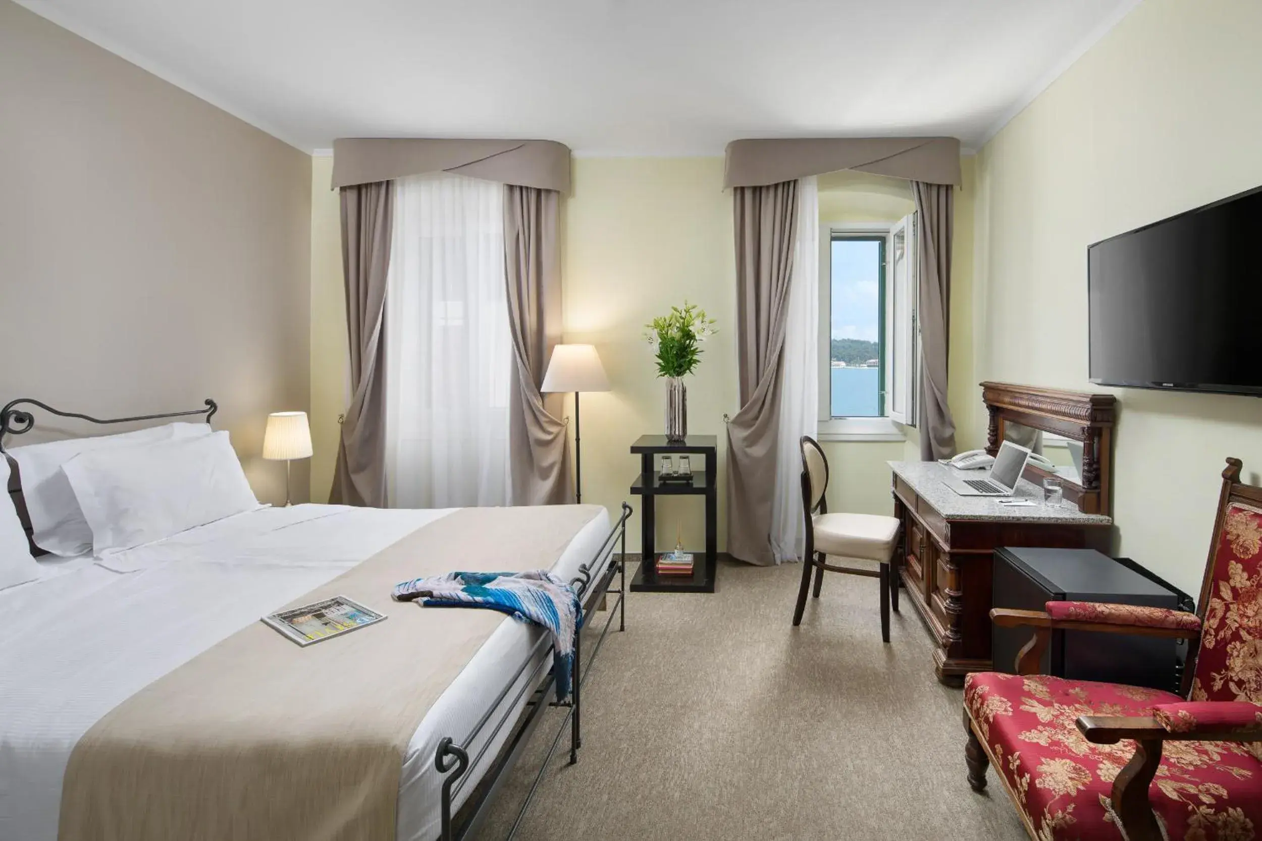 Comfort Double Room with Sea View in Hotel Angelo d'Oro Comfort Double Room with Sea View in Hotel Angelo d'Oro