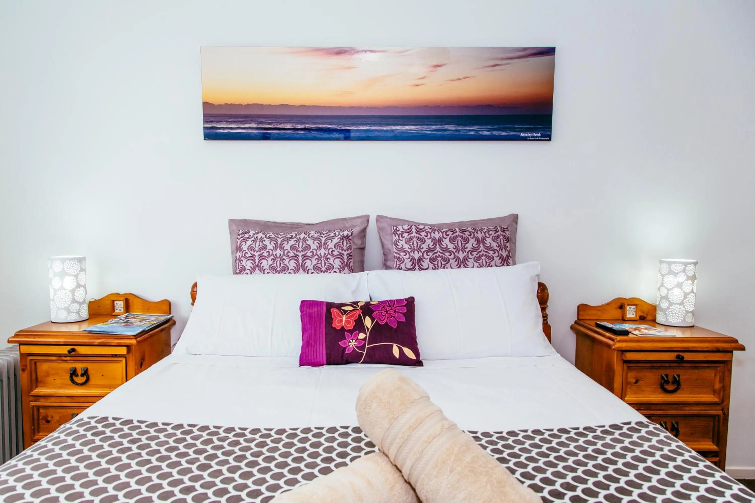 Photo of the whole room, Bed in Coffs Jetty BnB