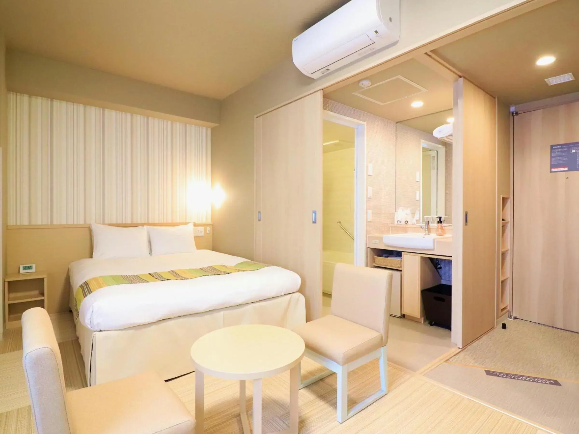 Deluxe Double Room with Futon Mat in Hiyori Hotel Maihama Deluxe Double Room with Futon Mat in Hiyori Hotel Maihama