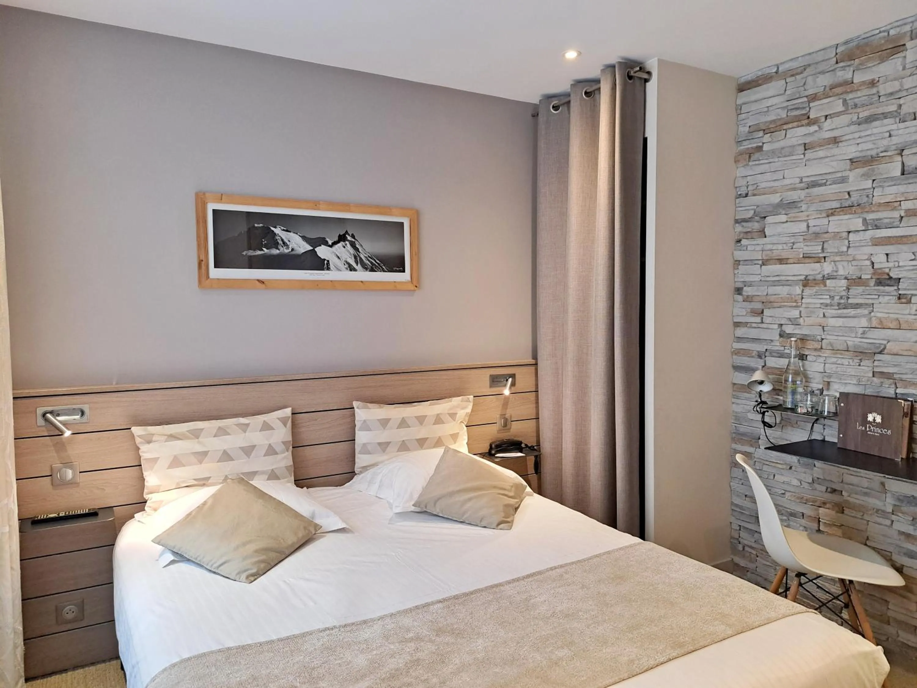 Bed in Hôtel des Princes, Chambéry Centre