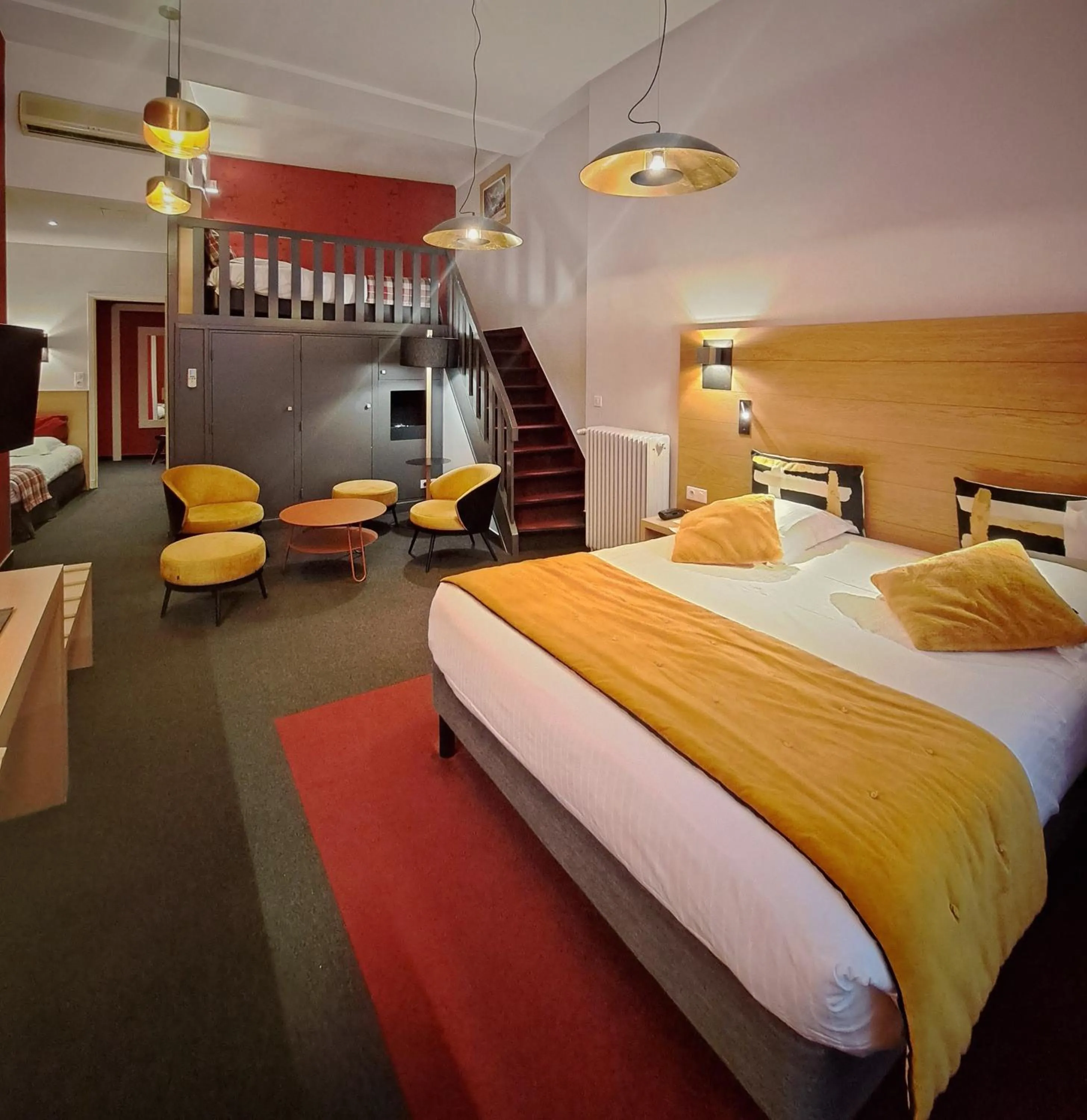 Photo of the whole room, Bed in Hôtel des Princes, Chambéry Centre